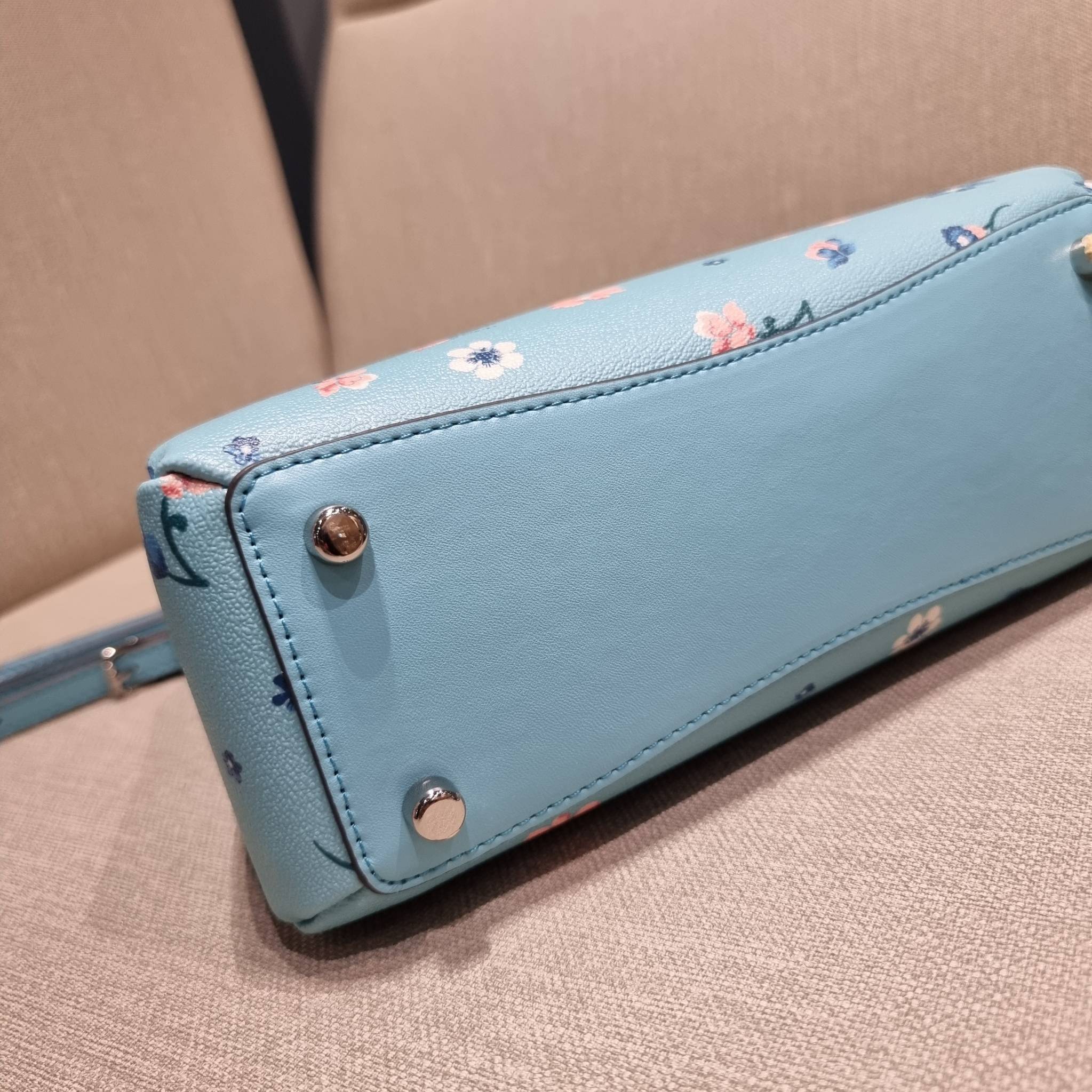 COACH C8216 MINI LILLIE CARRYALL WITH MYSTICAL FLORAL PRINT สีใหม่ล่าสุด กับรุ่นที่สุดของความขายดี คอลยอดฮิตในลวดลายสุดชิค กระเป๋าสะพายทรงสวย ที่ดีไซน์ออกมาให้ใช้งานง่าย สะดวก สวย หรู ดูดี!! วัสดุหนังแคนวาสเคลือบลาย มาพร้อมสายสะพายข้างและหูจับในตัว ถอดออก