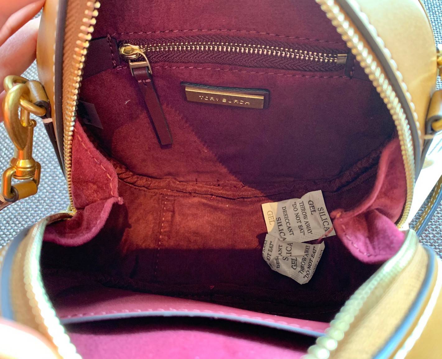 TORY BURCH T MONOGRAM JACQUARD CIRCLE BAG ((Large size)) พร้อมส่งที่ไทย สวยก่อนใครที่นี่! กระเป๋าจาก Tory burch รุ่นนี้มาในสไตล์ทรงวงกลม สุดคลาสสิค ดูคล่องตัวมากขึ้น วัสดุJacquardทอลายแบรนด์+ขอบหนังแท้ ได้ลงตัวสวยงามอยู่เหมือนเดิมค่ะ