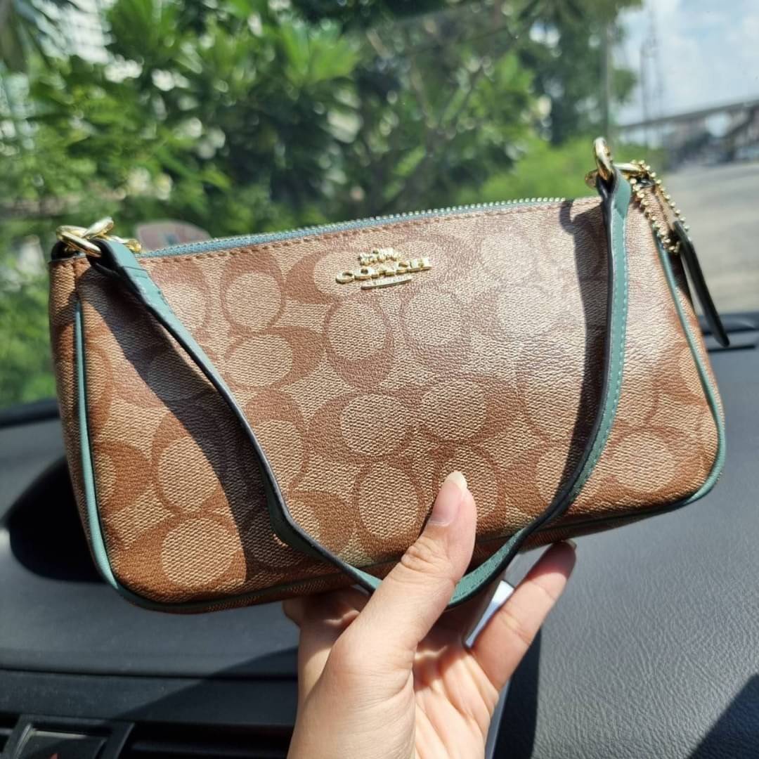 COACH F58321 TOP HANDLE POUCH อีกรุ่นฆ่าไม่ตาย!! 😎 ขายดีขายหมด ขายรวยขายปังๆ!! กระเป๋าพอชจากโค้ช ทรงใช้งานง่าย สะดวก กะทัดรัด วัสดุหนังแคนวาสเคลือบคุณภาพดี มาพร้อมสายคล้องในตัว และสายสะพาย crossbody ปรับเปลี่ยนได้ตามสไตล์ อีกหนึ่งไอเท็มที่สาวๆต้อง