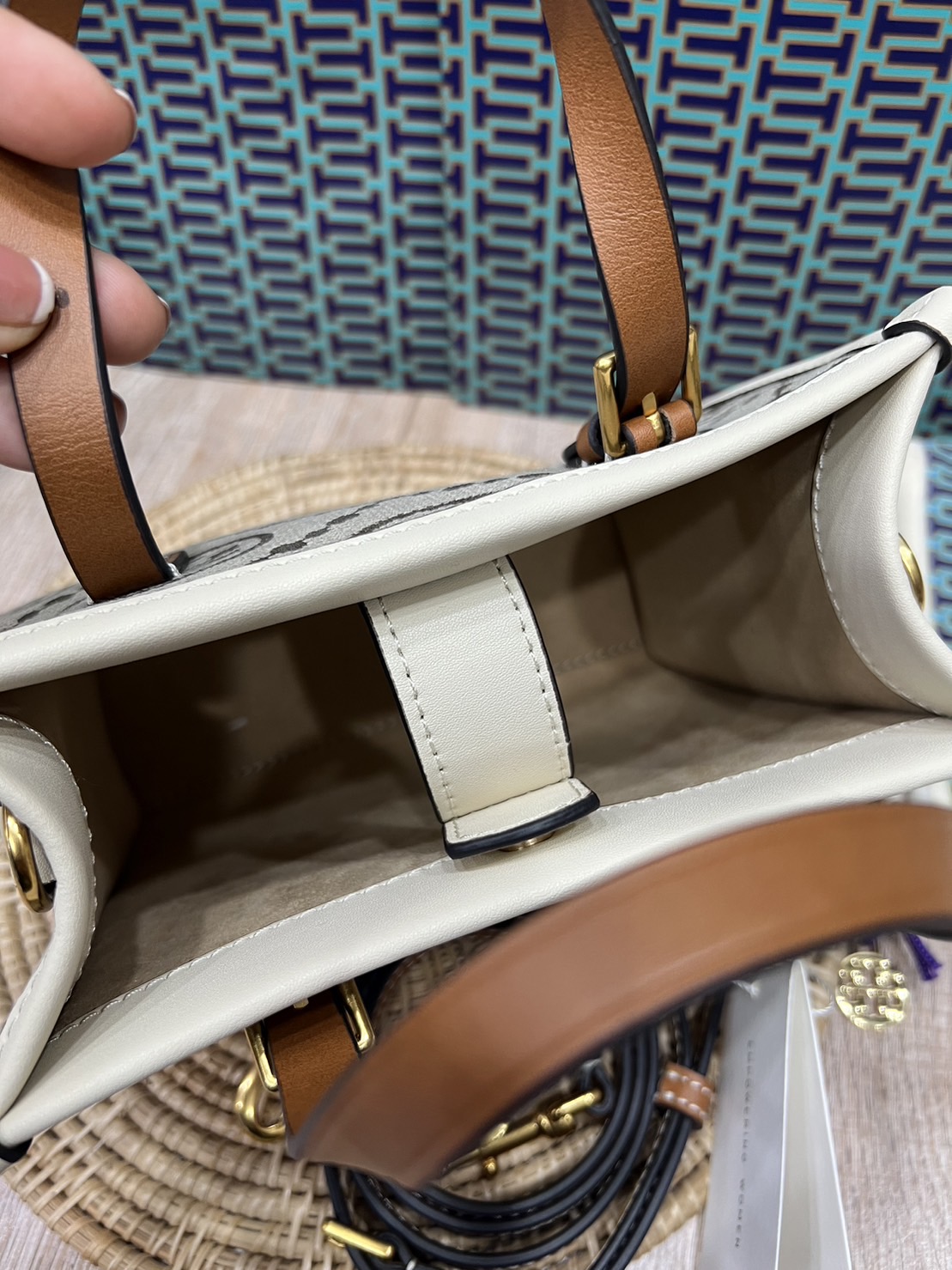 Tory Burch Mini T Monogram Square Tote / TORY BURCH Shopper Tote Bag 19cm ใบเล็ก กระเป๋าทรงโท้ท รุ่นใหม่ Square Tote ตกแต่งขอบด้วยหนังหรู มาพร้อมช่องเก็บของที่จุของได้มากมาย และสายจับกระเป๋าที่สามารถสะพายขึ้นไหล่ เหมาะสำหรับการใช้งานหลากหลายรูปแบบ รังสรรค