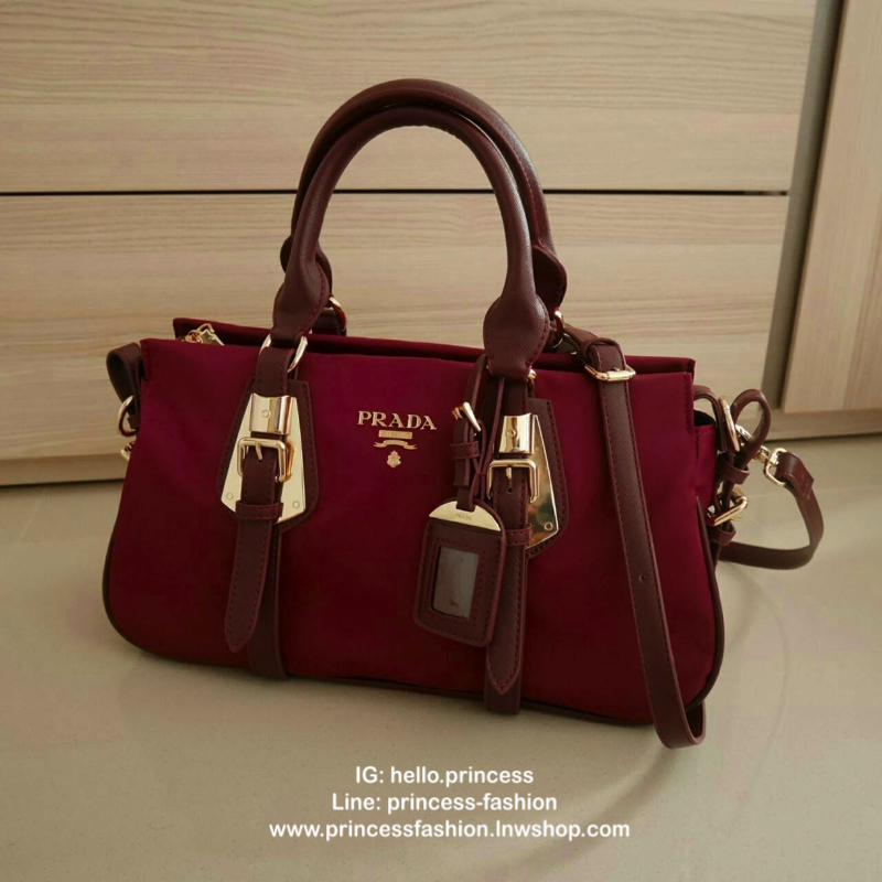 กระเป๋าสะพายทรง Handbag จากงานพรีเมี่ยมกิ้ฟ แบรนด์ PRADA ของแท้100% เป็นกระเป๋าผ้า Nylon สลับหนัง PU จุของได้เยอะ สะพายไหล่ได้ เปิดปิดด้วยซิป ถือก็สวยๆ มีสายยาวค่ะ ใช้แล้วสวยมากๆคุ้มเกินราคารับประกัน รีบช้อปก่อนหมดน้าาา Don't miss เลยค้าาา