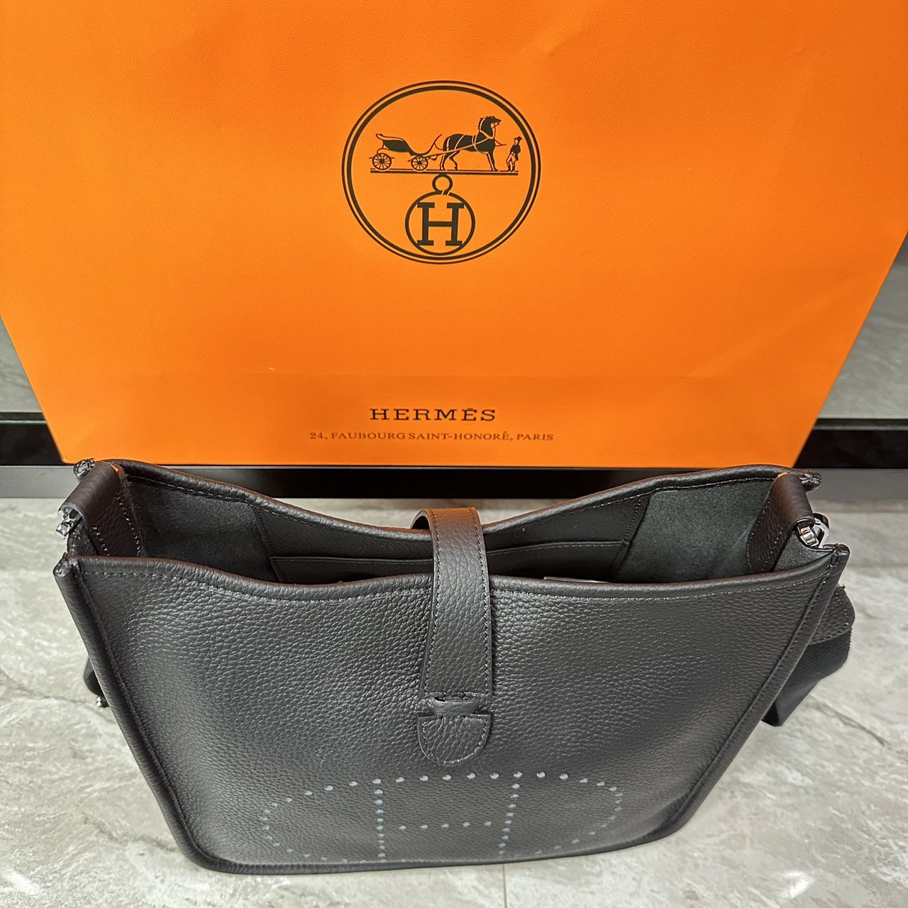 HERMES Evelyne PM Bag The Perfect Crossbody Bag 29cm กระเป๋าทรงโท้ทแบรนด์หรู เอกลักษณ์ของความสง่างาม เกรดออริ สลับแท้ 1:1 ใช้งานต่างประเทศได้