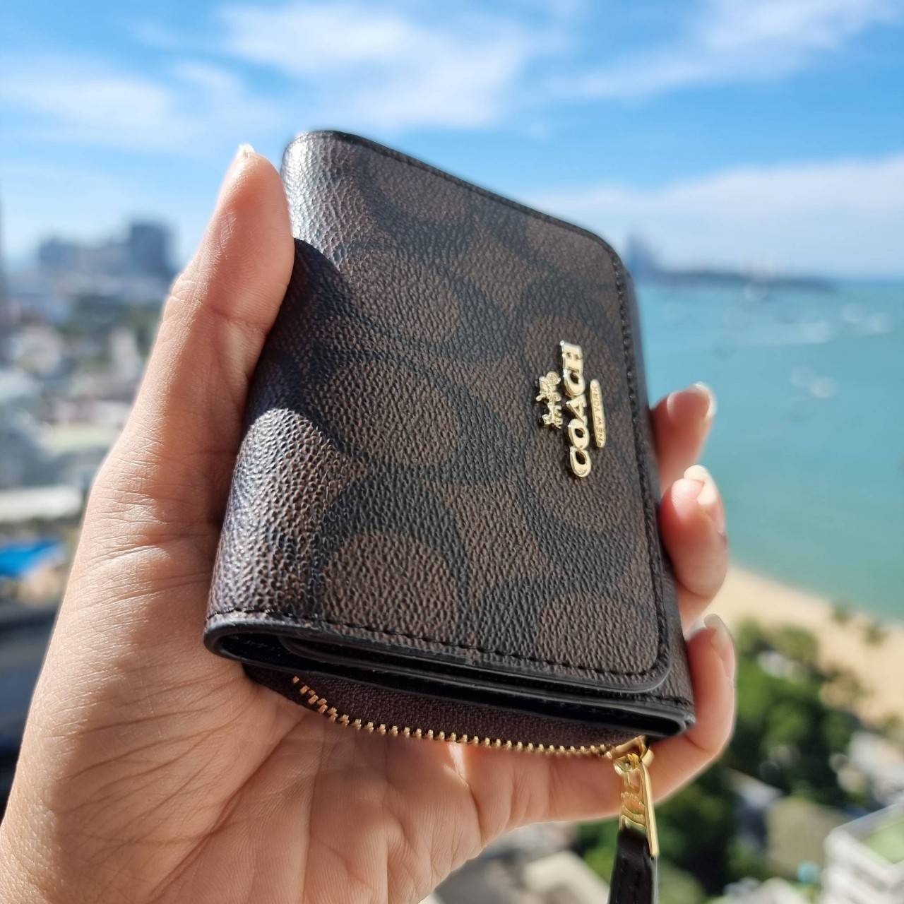 OUTLET 】COACH F41302 SMALL TRIFOLD WALLET IN SIGNATURE CANVAS สวยคลาสสิค พกพาง่าย ใบเล็กน่ารักน่าใช้ ต้องยกให้ใบนี้จ้า 💗💋 ตอบโจทย์คนชอบพกน้อยที่สุด!! กระเป๋าสตางค์ใบสั้นหนังแคนวาสเคลือบคุณภาพดี ภายในเป็นหนังแท้ ใส่บัตร ใส่ธนบัตรได้ทุกชนิด 
