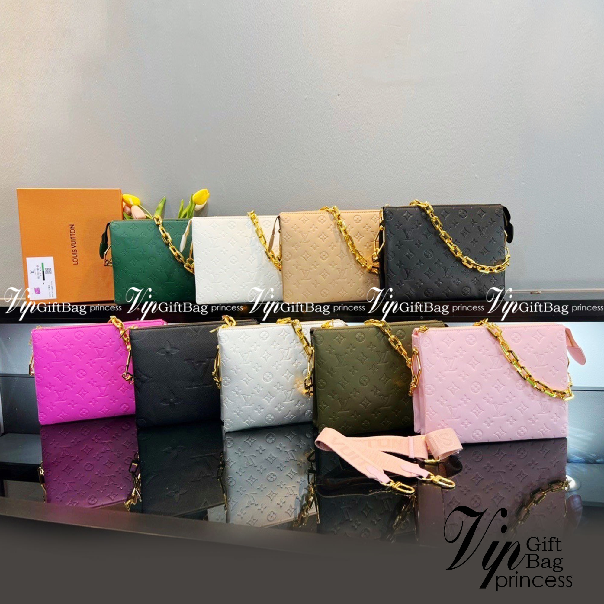 LV HANDLE POUCH MONOGRAM / LV Coussin PM Bag กระเป๋าสะพายกึ่งคลัชท์ สุดล้ำ มาแรงมาก ด้วยความสวยปังตั้งแต่แรกเห็น วัสดุหนังแกะสังเคราะห์ปั๊มลายสวยคม มาพร้อมสาย 2 เส้น เลิศๆ มีสายโซ่ที่มีดีเทลละเอียดไม่ซ้ำ และสายสปอร์ตครอสบอดี้ ที่จะคล้องไว้ทั้งสองเส้นก็ดีง