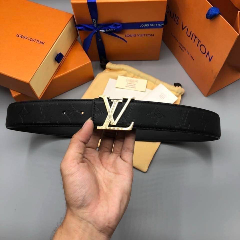 VIP 🥂 LV BELT LOGO เข็มขัดแบรนด์หัวโลโก้แบรนด์แบบ 3D สายหนังปั้มโลโก้ ดีไซน์เรียบหรูเข้ากับทุกลุ๊คใช้ได้ทั้งชายหญิง สินค้ามาพร้อม Original Package มีการ์ด ถุงผ้ากันฝุ่น ถุงกระดาษแบรนด์ กล่องแบรนด์ ครบชุดไอเท็มนี้แนะนำ ห้ามพลาดค่ะ!