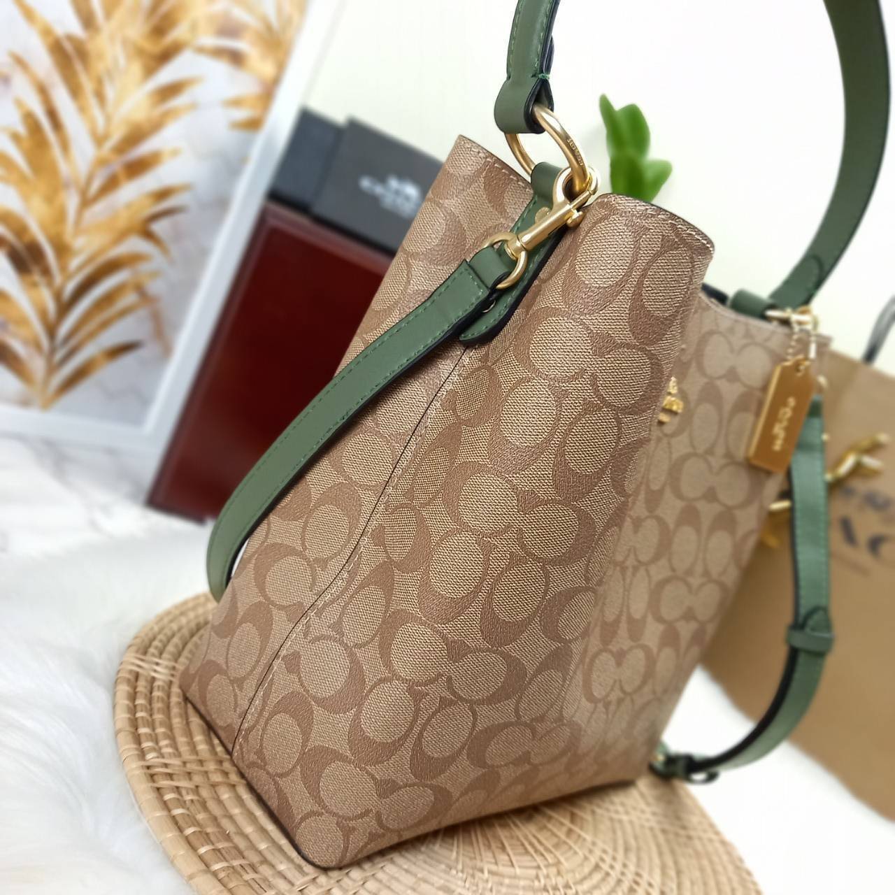 ใบใหญ่ 10" COACH TOWN BUCKET BAG IN SIGNATURE CANVAS (COACH 91512) 🌺 เป็นสีที่ขายดีมากๆ และหายากมากๆด้วย!! //ขนาด 10 นิ้ว ใส่ของได้จุใจ!! //กระเป๋าสะพายข้าง //วัสดุหนังแคนวาสอย่างดี หนังสวย อยู่ทรง มีสายสะพายยาว ใช้สะพายเป็นคลอสบอดี้ได้ สายยา