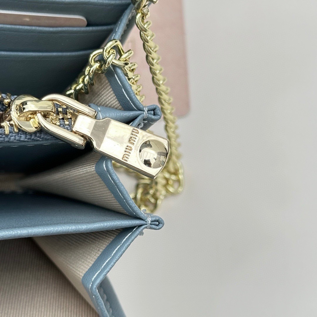 Miu Miu Quilted Wallet On Chain / MIU MIU Wallet Nappa Matelassé Leather กระเป๋าสตางค์หนังแนปป้า พร้อมสายสะพายอะไหล่ทอง