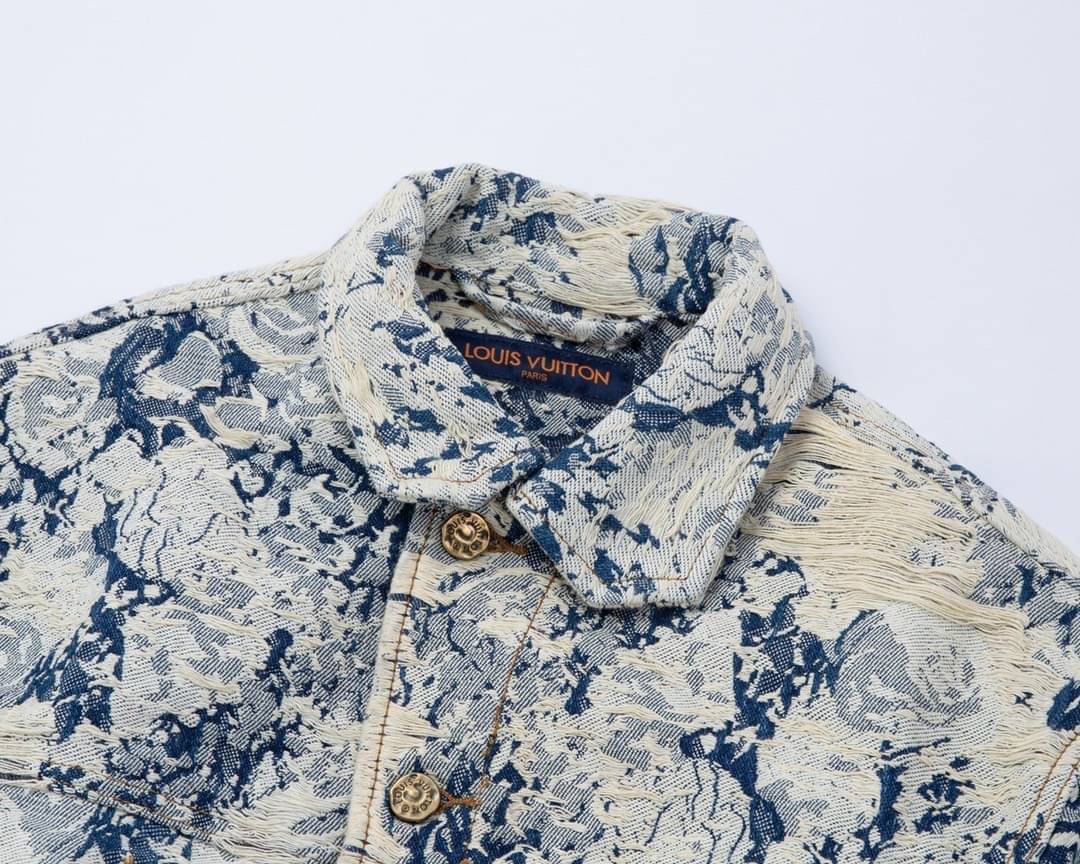 LV Classic Denim Jacket / LOUIS VUITTON Jacket เสื้อแจ็คเก็ตเดนิมทรงคลาสสิก เกรดออริจินอล มีป้ายแท็กที่คอเสื้อ ใส่ได้ทั้งผู้หญิงผู้ชาย พร้อมส่งที่ไทย ภาพสินค้าถ่ายจากงานขายจริง ใช้งานต่างประเทศได้