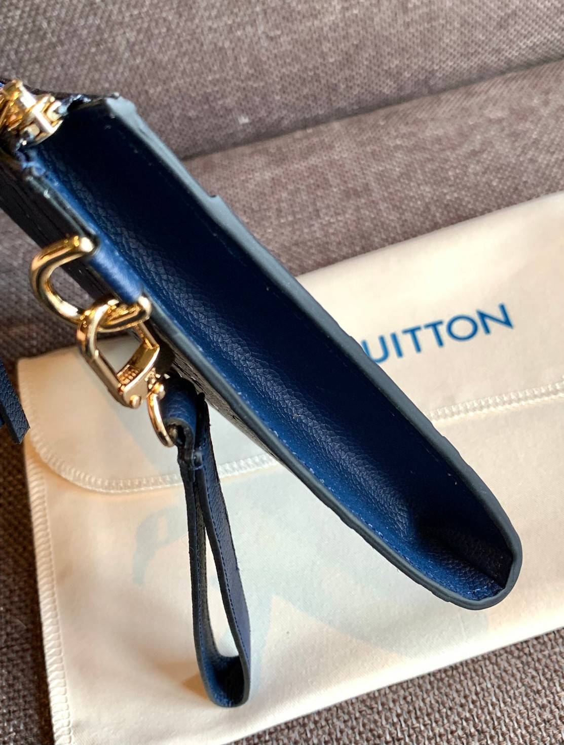 VIP 】จัดสินค้าคุณภาพมาให้สาวๆได้ใช้กันค่าา😘 Louis Vuitton Pochette Mélanie MM Monogram ใช้ขึ้นเครื่องได้เลย✈️ ✔️กระเป๋า ทรงคลัท แบบมีสายคล้องมือ ถอดออกได้หนึ่งสาย ✔️หนังแท้หนา ลายหนังพิมพ์ลายแบรนด์ได้สวยงามมากๆค่ะ