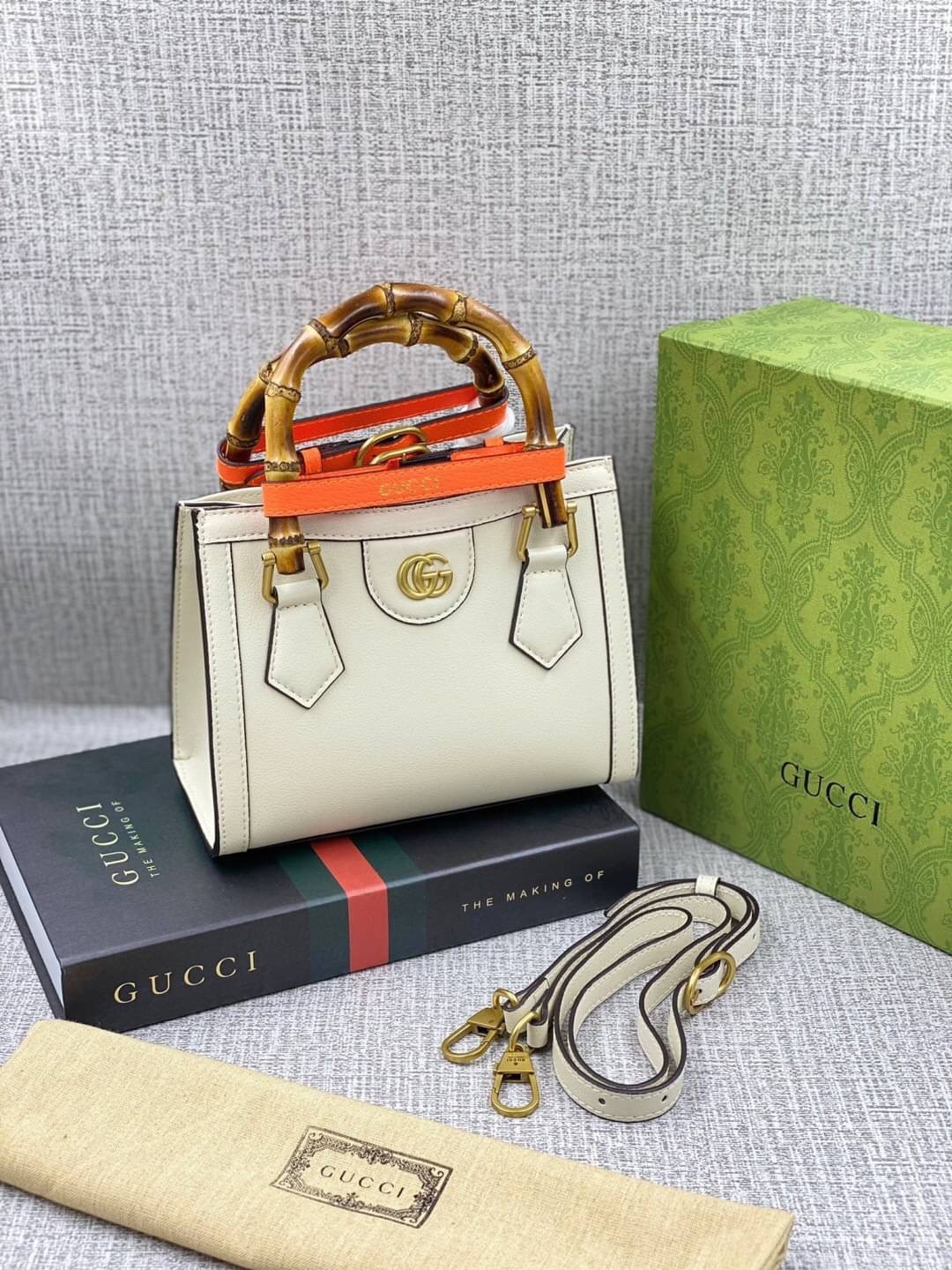 VIP GIFT 】หนังแท้ GUCCI Diana mini tote bag กระเป๋างานหูไม้ไผ่สุดคลาสสิก ดีไซน์มาใหม่พร้อมเข็ดขัดหนังสีสะท้อนแสงประดับตรงหูกระเป๋า ขนาดมินิกำลังน่ารักเลยค่ะ วัสดุหนังแท้ อะไหล่ทอง งานสวยตั้งอยู่ทรง มีสายสะพายยาว 1เส้น สามารถปรับระดับได้-ถอดได้ งานเก๋ไก๋ที
