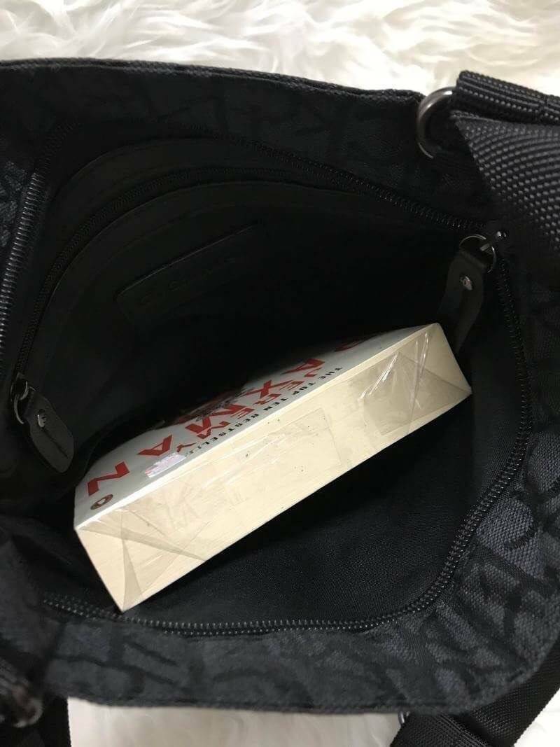 CALVIN KLEIN JEANS CROSSBODY BAG กระเป๋าสะพาย Ck Jeans รุ่นLimited Edition จาก Calvin Klein Jeans วัสดุ Canvas + Polyester 100% คุณภาพดีเนื้อหนาพิมพ์ลาย Ckรอบใบ ด้านหน้ามีโลโก้ Calvin Klein พร้อมช่องซิป1ช่อง เปิดปิดด้วยซิปเดียว ภายในมีโลโก้เเละช่องซิป ขนา