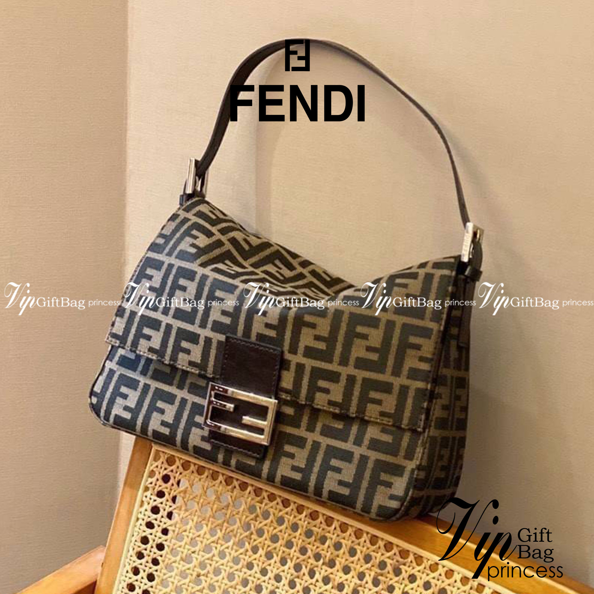 รุ่นใหม่แนะนำ!! FENDI BAGUETTE BROWN FABRIC BAG (GWP) วัสดุ CANVAS พิมพ์ลายแบรนด์ เปิดปิดด้วยฝาปิดกระดุมแม่เหล็ก ภายในมีช่องซิป ใส่ของแยกอีกช่อง สามารถใส่กระเป๋าสตางค์ยาว iphone เงิน ของจุกจิกได้ มาพร้อมสายสะพาย2แบบ ถอดเปลี่บนได้ อะไหล่แบรนด์สีเงิน Rare i