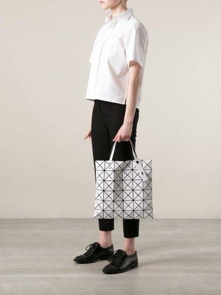 BAO BAO ISSEY MIYAKE TOTE BAG (6x6) กระเป๋าสะพายไหล่ ใบใหญ่ ทรงโท้ท จุดเด่นคือ ปรับได้หลายทรงตามเอกลักษณ์เฉพาะของแบรนด์นี้ ด้านในใส่ของได้เยอะมาก ใส่ไอแพด สมุดโน้ตได้สบายเลย พร้อมช่องซิปใส่ของให้อีกหนึ่งช่อง วัยทำงานหรือวัยนักศึกษา อย่างน้อยต้องมีแบรนด์นี