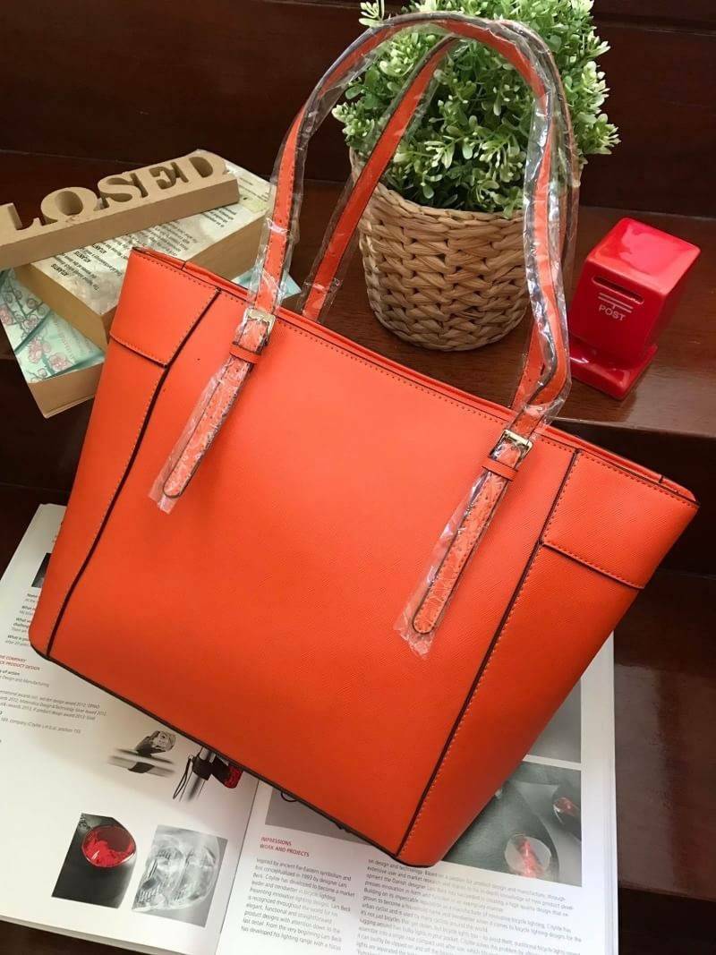 GUESS SHOPPER BAG กระเป๋าถือทรง Tote วัสดุหนังลาย Saffiano สวยอยู่ทรงสไตล์ PRADA ขนาดใหญ่ น้ำหนักเบา ด้านหน้าปั้มโลโก้แบรนด์ ประดับโลหะTAG โลโก้ตัว G อะไหล่เงินที่หูกระเป๋าถอดเเยกใช้ได้ เปิดปิดด้วยซิปเดียวใช้งานง่ายภายในมีsignature ยังมีช่องซิปและช่องเล็ก