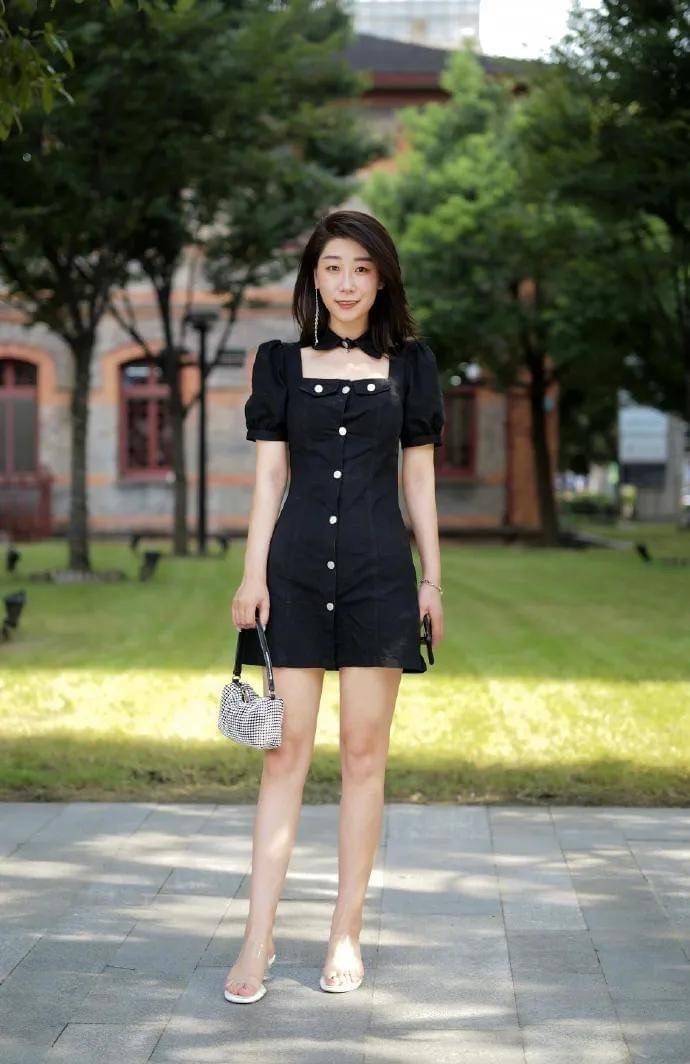 ALEXANDER WANG HEIRESS POUCH IN RHINESTONE MESH จัดให้แบบสุดตัว กับไอเท็มที่สาวๆต่างเรียกร้อง กับกระเป๋าพอชตกแต่งพลอยเทียม หรูหรา โดดเด่น ดูแพง ด้วยการตัดเย็บเรียงร้อยลงบนตาข่ายเนื้อละเอียด ทำให้ดูดีมีราคางดงามจริงๆ เปิด-ปิดด้วยซิป ขนาดกำลังสวย ภายในเป็นช