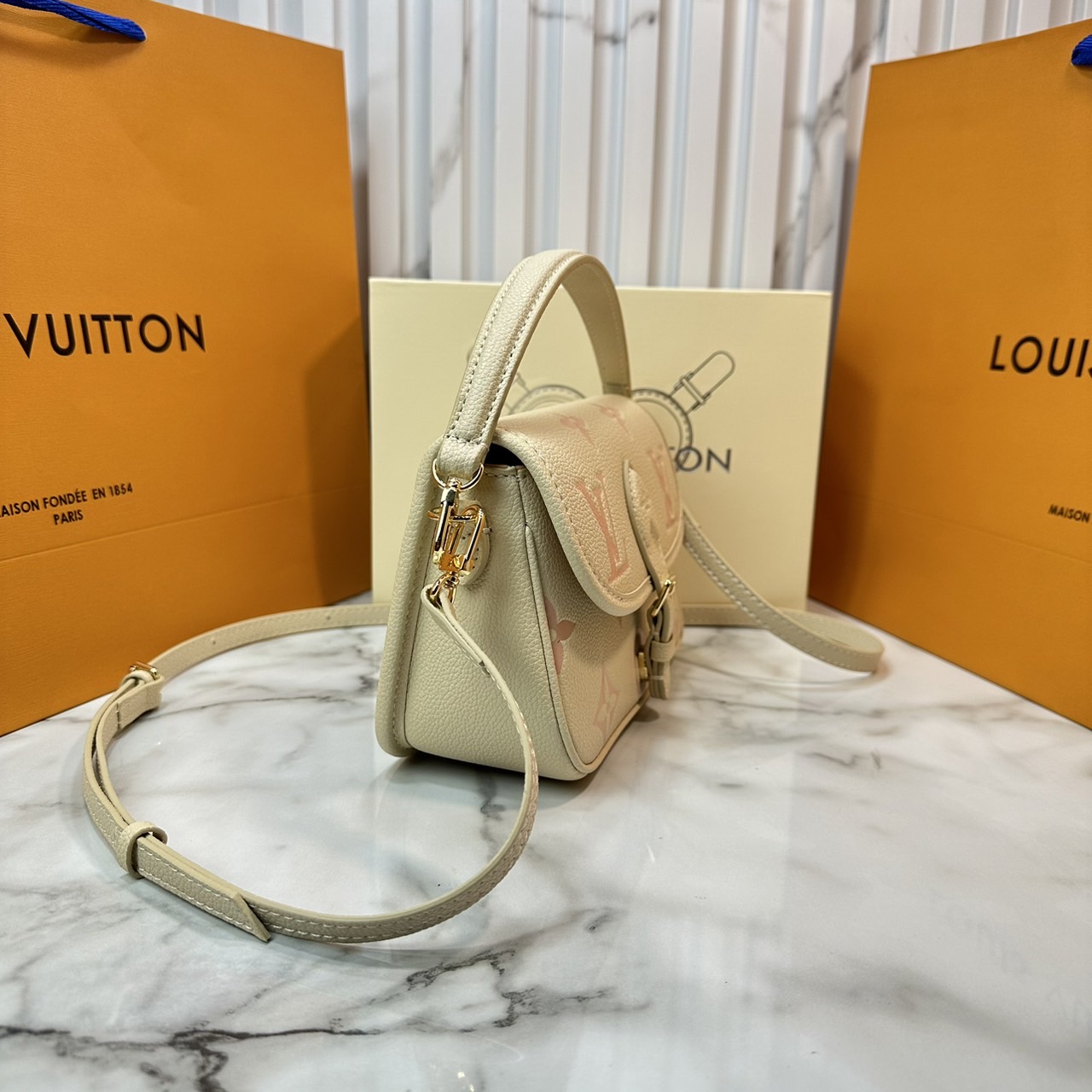 LV Nano Diane Monogram Empreinte Leather กระเป๋าสะพายไซส์มินิดีไซน์น่ารักน่าใช้มากๆ พกไปไหนก็เหมาะ ตอบรับทุกโอกาสของสาวๆได้ง่าย แมทช์ได้ทุกลุคจ้า