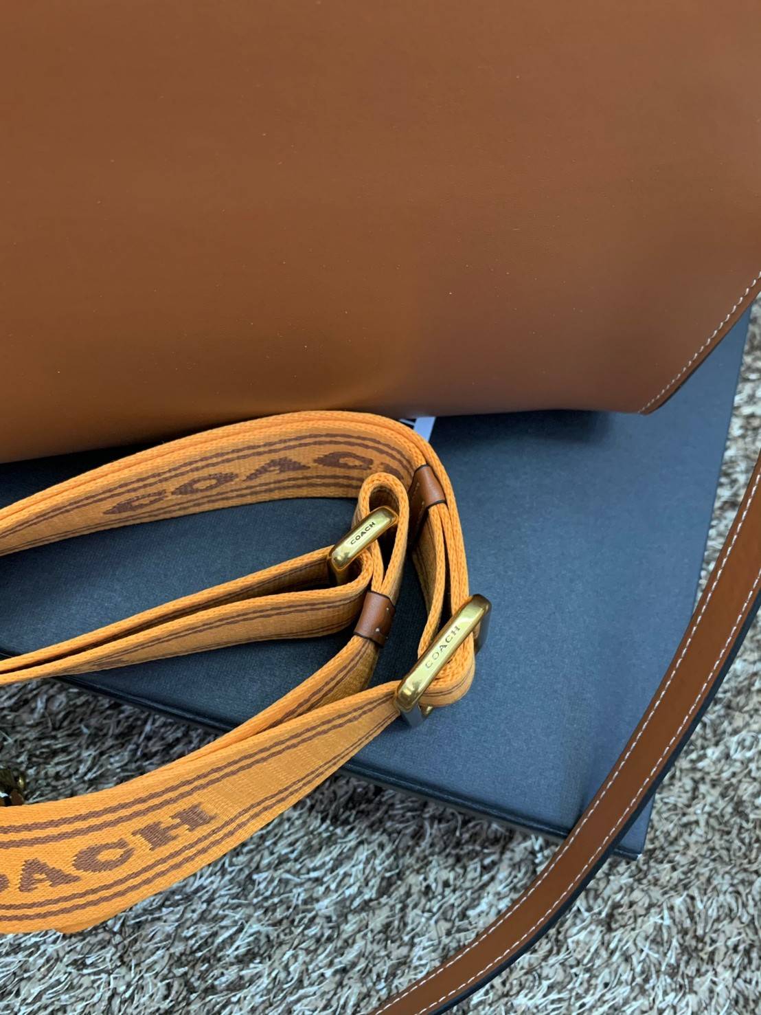 สินค้าออกใหม่ยังไม่ช้อปเข้าไทยจ้าา พร้อมส่งที่นี่ที่เดียว แค่สายสะพายก็คุ้มแล้วจ้าา! COACH CASHIN CARRY TOTE ((C8544)) พร้อมส่งที่ไทย สวยก่อนใครรับสงกรานต์นี้ค่าา! กระเป๋าทรงTote หนังแท้เรียบ นิ่มสวยงามค่ะ