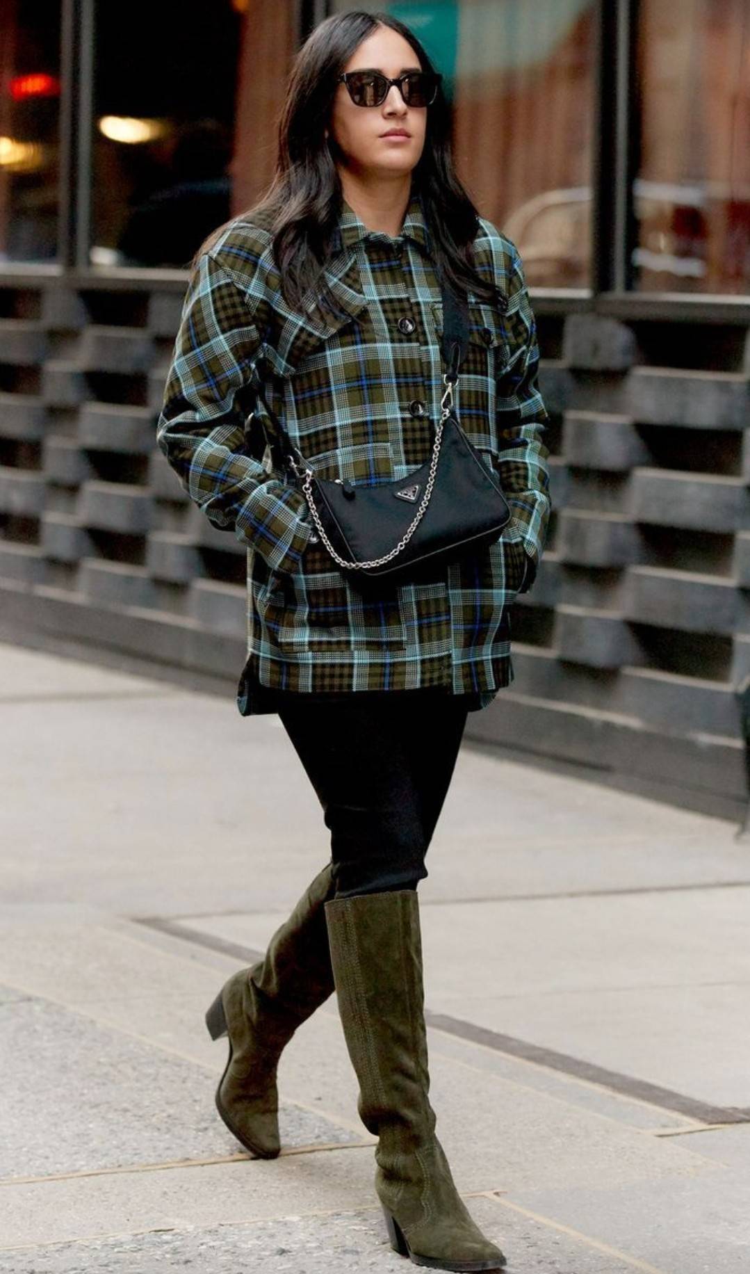 VIP 🥂 PRADA RE-EDITION 2005 RE-NYLON SHOULDER BAG ไอเท็มสุดปัง ที่ฮิตตลอดกาลไม่ว่าจะปีไหนๆ จัดให้ครบทั้งสีขายดีและสีใหม่ล่าสุด ที่สายคุณหนูห้ามพลาด!! กับกระเป๋าสะพายทรงคลาสสิค เหมาะเป็น everyday bag มากๆ วัสดุผ้าไนล่อนคุณภาพ พร้อมใบลูก ไว้ใส่เหรีย