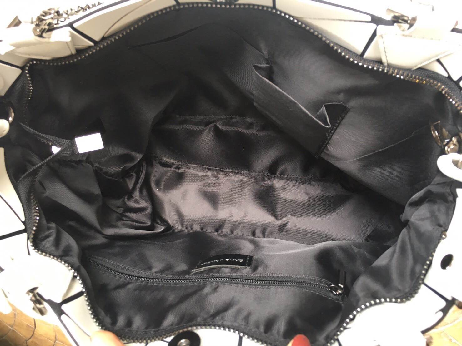 New Collection ka ' Matte Color ' ✨✨ สีด้าน มีให้เลือกถึง 4 สี 🍭🍭แถมยังลาย Limited edition หายาก 👍ปรับทรงได้ 2 แบบ น่ารักมาก จากแบรนด์ David Jones กระเป๋าสะพายข้างดีไซน์เกร๋มาก สีสวยหรูมาก ขนาดกะลังดีเลย น้ำ