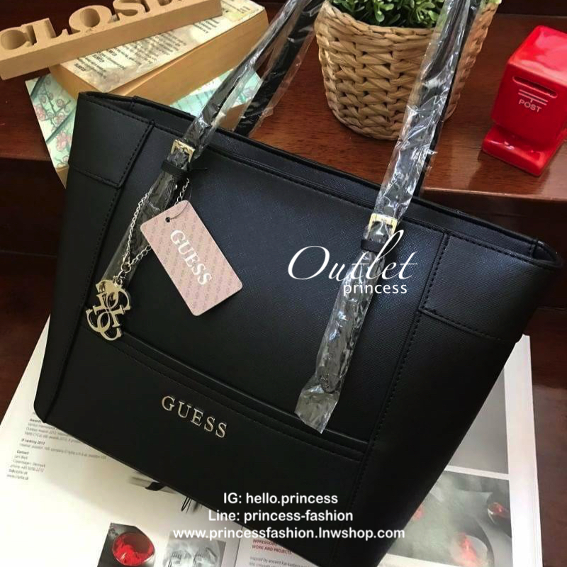 GUESS SHOPPER BAG กระเป๋าถือทรง Tote วัสดุหนังลาย Saffiano สวยอยู่ทรงสไตล์ PRADA ขนาดใหญ่ น้ำหนักเบา ด้านหน้าปั้มโลโก้แบรนด์ ประดับโลหะTAG โลโก้ตัว G อะไหล่เงินที่หูกระเป๋าถอดเเยกใช้ได้ เปิดปิดด้วยซิปเดียวใช้งานง่ายภายในมีsignature ยังมีช่องซิปและช่องเล็ก