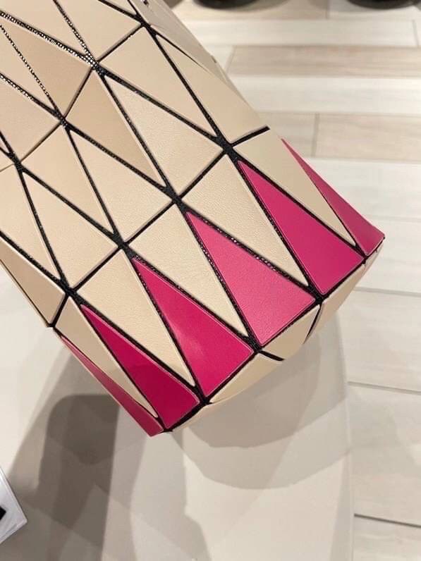 BAOBAO ISSEY MIYAKE BUCKET BAG / BAOBAO BASKET / ZIG-ZAG PATTERN TRIANGLE BASKET HANDBAG ภาพสินค้าถ่ายจากงานขายจริง ใช้งานต่างประเทศได้ค่ะ