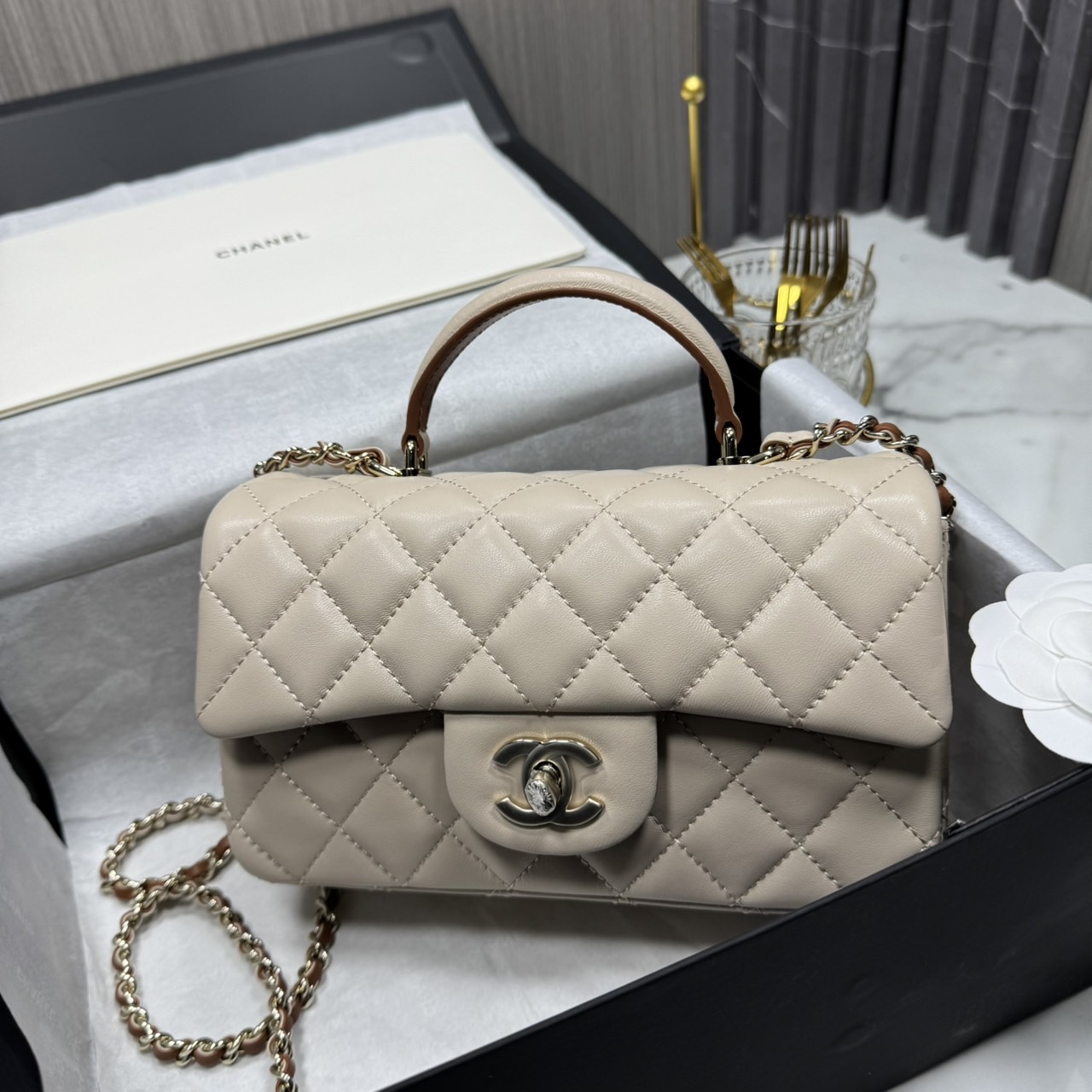 ORI | หนังแท้ Chanel Mini Classic Handbag With Top Handle กระเป๋าสะพายรุ่นคลาสสิกพร้อมหูจับถนัดมือ สวยเรียบหรู 🤍 สินค้าเกรดออริจินอล เทียบแท้