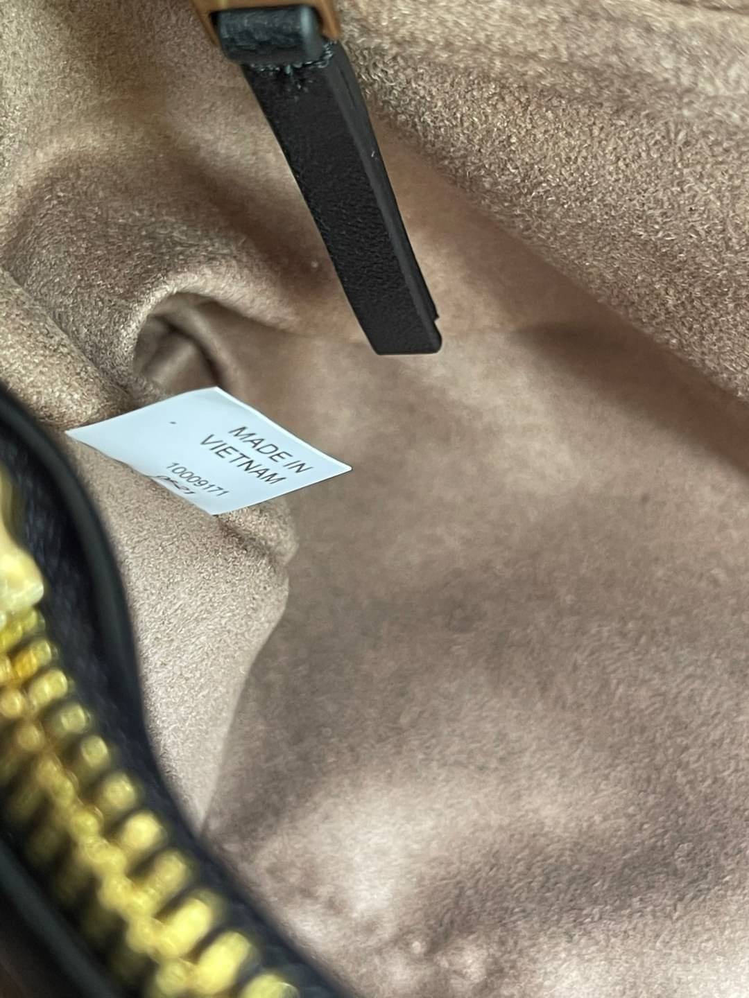 OUTLET 】Tory Burch Kira Top Handle Satchel มี2ขนาด Small/Medium กระเป๋าทรงใหม่ล่าสุดจากรุ่นคิร่า (Kira) มาในเทคนิคตัดเย็บควิลท์แนวขนาน ใช้วัสดุหนังเงานุ่ม สะท้อนแรงบันดาลใจแบบนิวยอร์กจากเบาะหนังในรถคลาสสิค Hardwareสีทองสวยหรู และจุดเด่นอีกรุ่นคิร่าคือความ