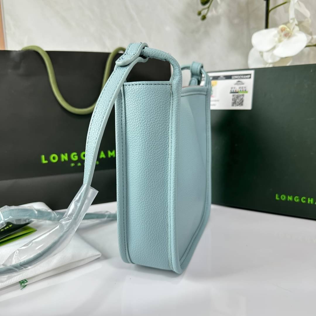 LONGCHAMP LE FOULONNÉ CROSSBODY BAG กระเป๋าสะพายที่เรียบง่ายและดูดี การออกแบบที่คล่องตัวของรุ่นนี้เหมาะอย่างยิ่งสำหรับผู้หญิงที่มีบุคลิกที่ต้องการกระเป๋าสไตล์แบบเรียบง่าย