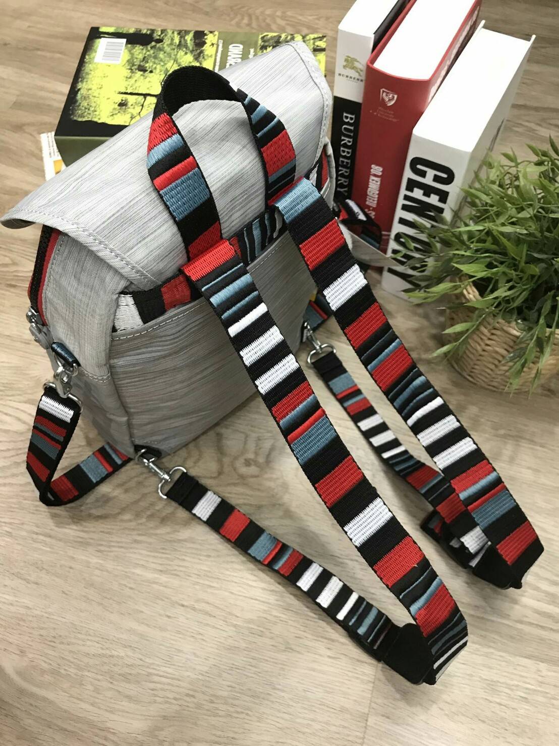 KIPLING ART 2WAY BACKPACK NEW ARRIVAL! กระเป๋าสะพายเป้สไตล์ลำลองรุ่นใหม่ วัสดุ Nylon+Polyester 100% โดดเด่นที่สามารถสะพายได้หลายแบบ ทั้งแบบเป้ หรือใช้สายยาวสะพายไหล่ หรือจะ Crossbody ก็ได้ค่ะ หูหิ้วเเละสายสะพายลวดลายสวย มีช่อง ซิปใส่ของด้านหน้า มีช่องใส่ข