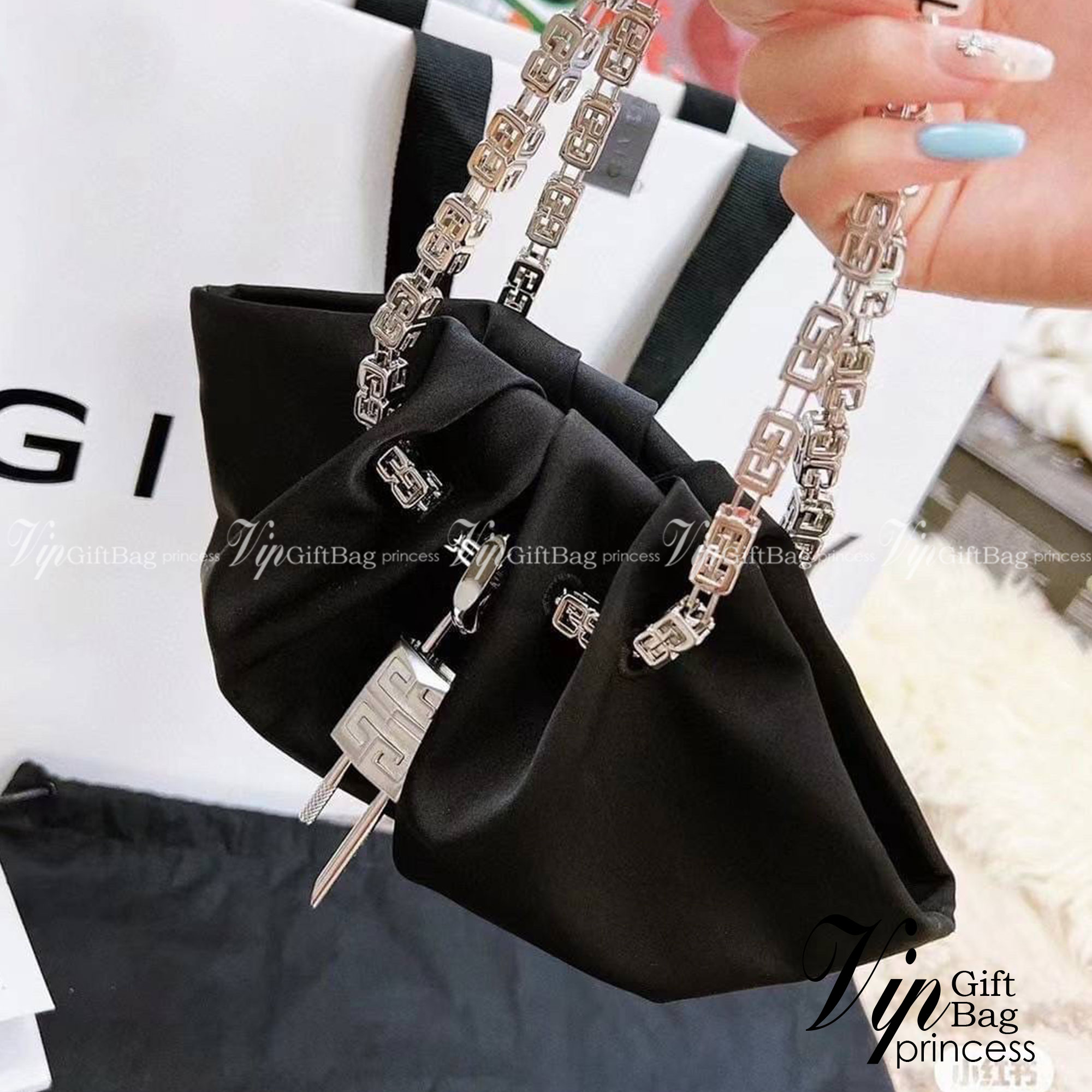 GIVENCHY Kenny shoulder bag สัมผัสกระเป๋าสุดไอคอนิก บอกเล่าเรื่องราวฉบับใหม่ของเเบรนด์ได้อย่างน่าหลงใหล Bag is recognizable from the signature '4G'