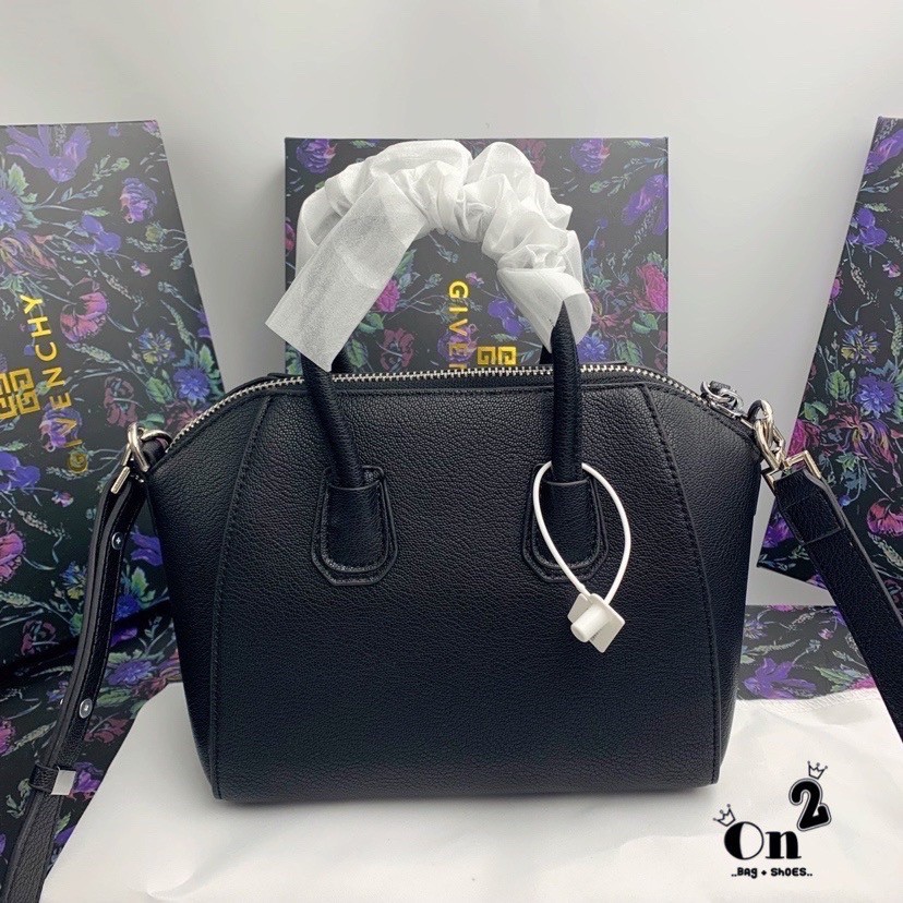 Givenchy Antigona Mini leather shoulder bag กระเป๋าสะพายทรงหมอน งานซิปบน หนังเรียบ อะไหล่เงิน มาพร้อมสายสะพายยาวถอดออกถือได้ กระเป๋าสุดคลาสสิก ใบเดียวก็เอาอยู่ Day to Night Bag เข้าได้กับลุค Smart Casual ด้วยทรงกระเป๋าที่ฐานกว้างใส่ของใช้ที่จำเป็นได้ทุกอย