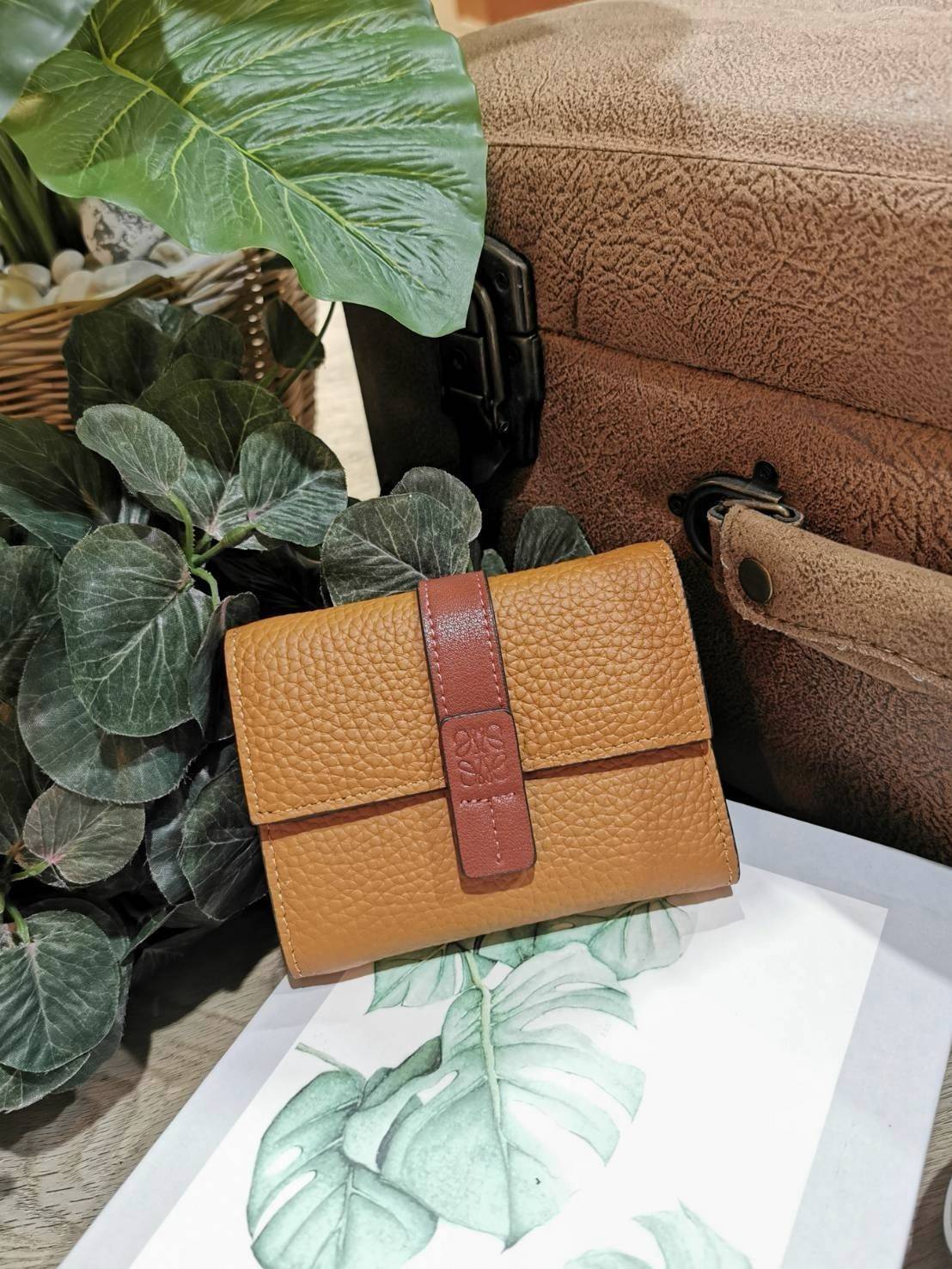 LOEWE SHORT WALLET VIP กระเป๋าสตางค์โลเอเว่ วัสดุหนังแท้เทคเจอร์สวยอยู่ทรงปั้มโลโก้แบรนด์ด้านหน้าเปิดปิดด้วยกระดุม ภายในมีทั้งช่องใส่รูป ช่องใส่ธนบัตร ใส่แบงก์พัน ช่องใส่บัตรหลายช่อง มีช่องซิปใส่เหรียญ พกพาสะดวกไอเท็มแนะนำสวยน่าใช้ พร้อมส่งที่ไทยสุดคุ้มห้