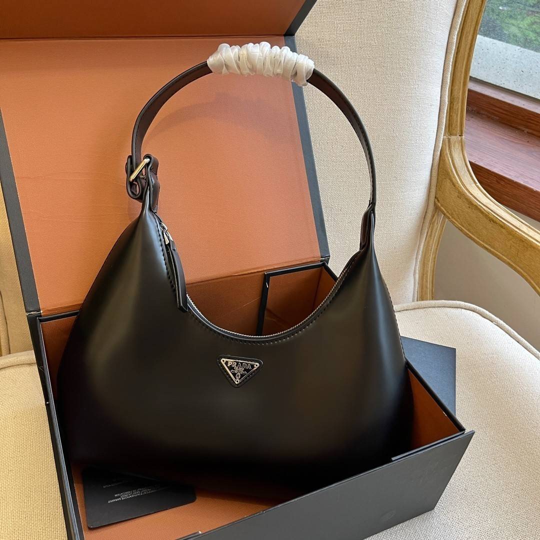 PRADA LEATHER HANDBAG ขนาดกะทัดรัด พกพาสะดวก Everyday look อะไหล่เงิน หนังเงาหนาอยู่ทรงสวย ด้านหน้ามีโลโก้แบรนด์ เปิดปิดด้วยซิป อะไหล่เงิน