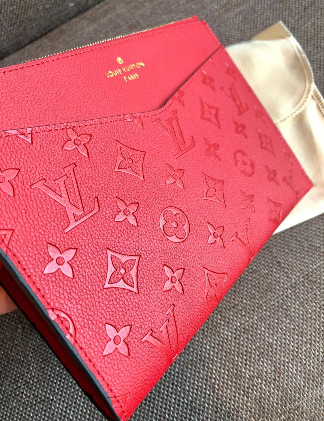 VIP 】จัดสินค้าคุณภาพมาให้สาวๆได้ใช้กันค่าา😘 Louis Vuitton Pochette Mélanie MM Monogram ใช้ขึ้นเครื่องได้เลย✈️ ✔️กระเป๋า ทรงคลัท แบบมีสายคล้องมือ ถอดออกได้หนึ่งสาย ✔️หนังแท้หนา ลายหนังพิมพ์ลายแบรนด์ได้สวยงามมากๆค่ะ