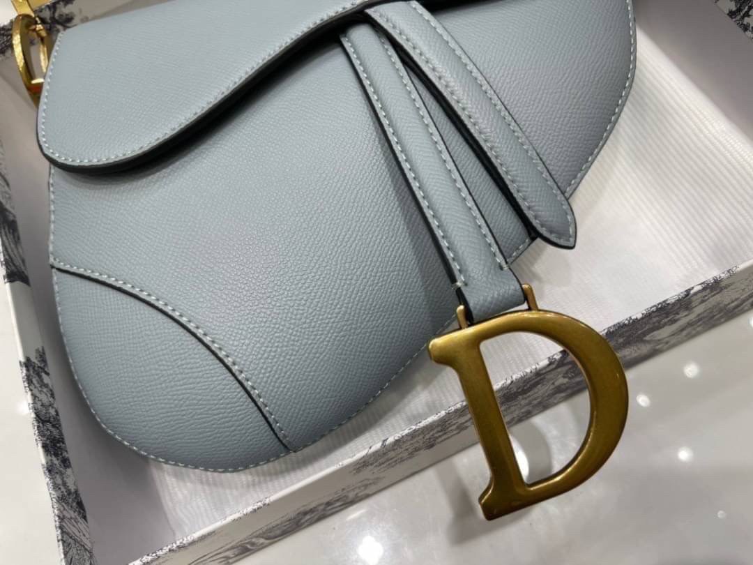 หนังแท้ DIOR SADDLE BAG Cloud Blue Goatskin กระเป๋ารุ่นยอดนิยมตามแบบฉบับแบรนด์ งานทอลายคมชัด ใช้งานได้ 2 แบบ สะพายยาว CROSSBODY และสายสั้นถือได้เก๋ๆ ลุคนี้คูลสุดๆ เลยค่าา ภาพถ่ายจากสินค้าจริง! สวยมาก พร้อมส่งที่ไทยราคาสุดคุ้ม สาวๆ ห้ามพลาดค่ะ!