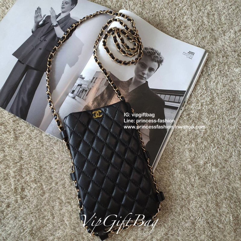 CHANEL VIP GIFT WOC BAG กระเป๋าสตางค์คล้องคอ/ Crossbody ที่กำลังมาแรงมาในตอนนี้ ตัวกระเป๋าเป็นกระเป๋าสตางค์หนังพียูพรีเมี่ยม **อะไหล่ทองทั้งใบ ด้านหน้าประดับโลโก้ CC สุดหรู เปิดปิดด้วยกระดุมแม่เหล็ก ใส่มือถืได้ทุกรุ่น ธนบัตรแบบพับ ปละเหรียญได้ ขนาดกำลังน่