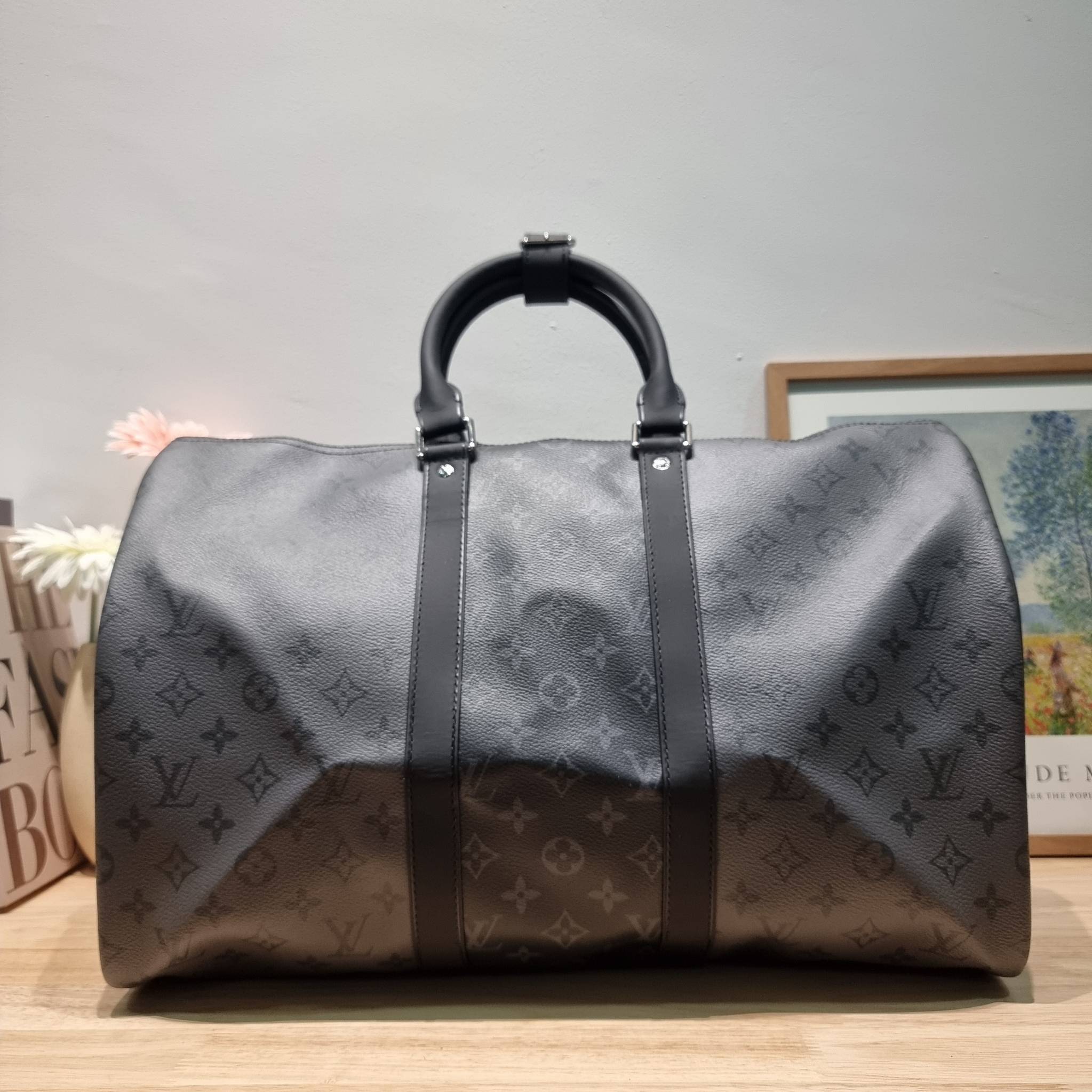 LV KEEPALL BANDOULIERE MONOGRAM ECLIPSE REVERSE กระเป๋าเดินทางสุดคลาสสิค ทึ่ใครๆก็เฝ้ารอ ไอเท็มที่จะทำให้การเดินทางไม่ธรรมดาอีกต่อไป ด้วยดีเทลความเป็นเอกลักษณ์ เรียบแต่หรู วัสดุหนังแคนวาสคุณภาพดี ลวดลายโมโนแกรม เปิด-ปิดด้วยซิปแน่นหนา มีกุญแจล็อคได้ มีสายส