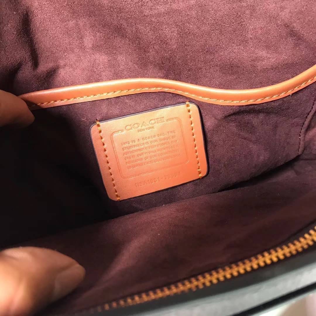 OUTLET 】COACH Tabby Shoulder Bag พร้อมส่งที่ไทย A modern take on an archival 1970s Coach design, our structured Tabby shoulder bag is crafted in polished pebble leather. Finished with our Signature hardware for an iconic touch, the versatile silhouette fe