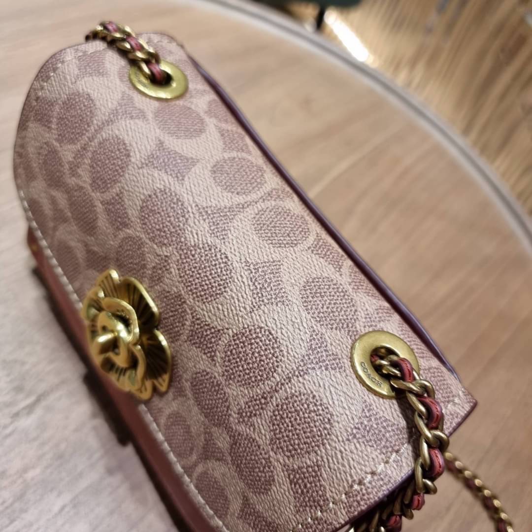 COACH 30592 PARKER 18 IN SIGNATURE CANVAS WITH RIVETS ไอเท็มยอดฮิต รุ่นหายาก!! sold out ไปหลายรอบ ก็ยังมีคนรอ!! กระเป๋าสะพายข้าง ไซส์กะทัดรัด พกพาง่าย ดีไซน์สวยด้วยการตอกหมุดเพิ่มดีเทล โดดเด่นด้วยตัวล็อครูปดอกไม้ วัสดุหนังแคนวาสเคลือบลายสลับหนังแท้ ภายในเ