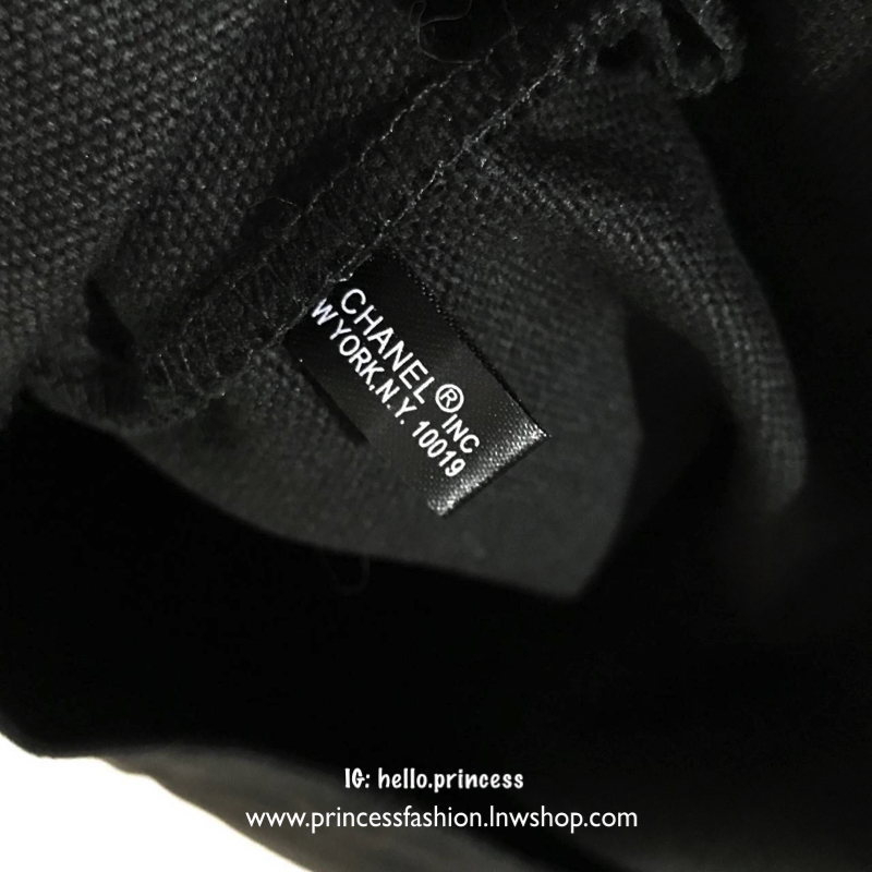 Chanel Canvas Shopping Bag Gift With Purchase (GWP) กระเป๋าสะพายทรง Shopping VIP. gift จาก Chanel Perfume วัสดุ Canvas เนื้อหนา คุณภาพ พิมพ์ลายเเบรนด์ทั้ง 2 ด้าน ดูมีดีเทล จุมาก ใส่ A4, Laptop น้ำหนักเบา Must Have !