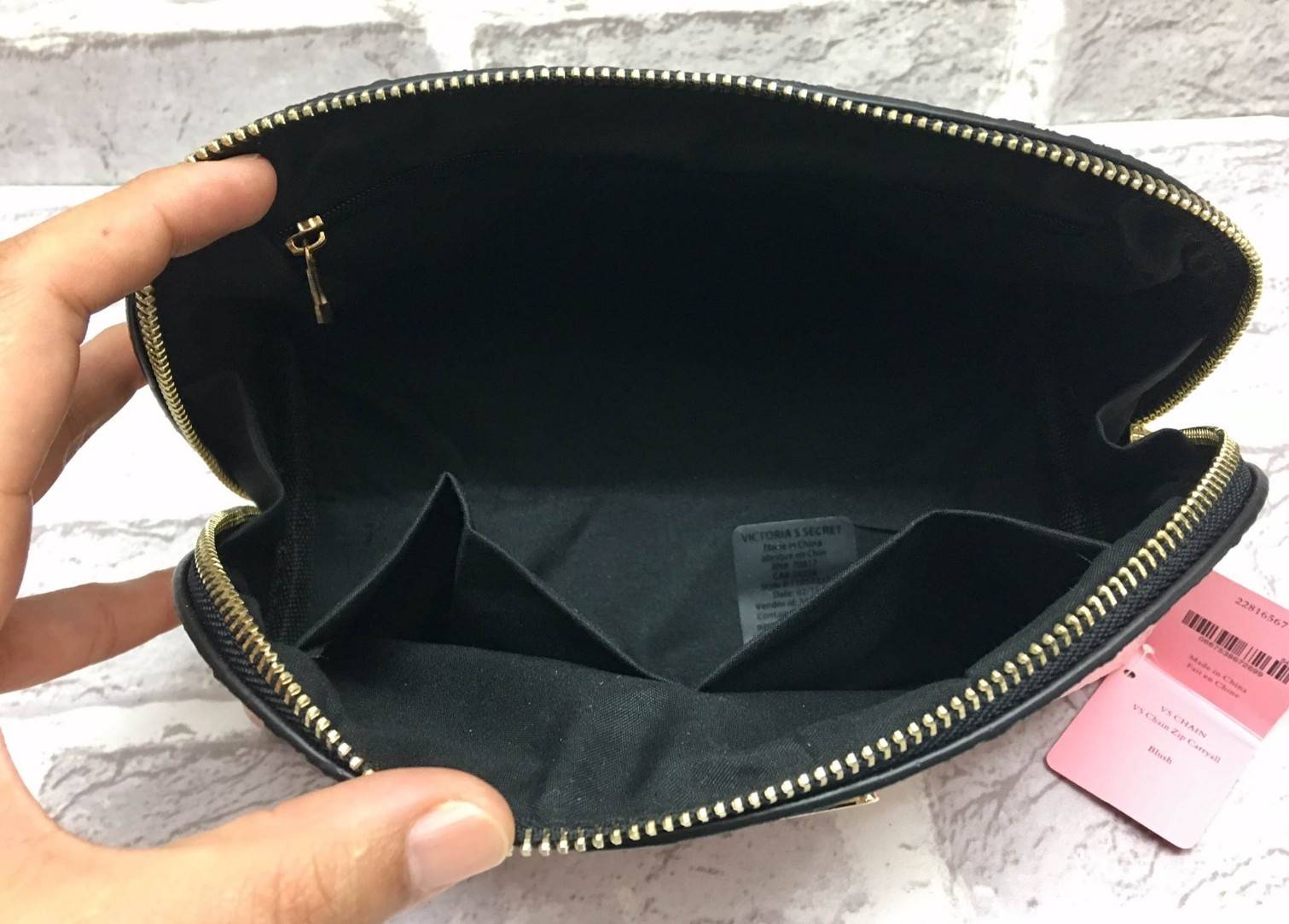 New Arrival Victoria' Secret Pu Croc Bag พร้อมส่งความปัง เหล่าสาวกนางฟ้าไม่ควรพลาดค่ะ กระเป๋าหนังลายจรเข้อยู่ทรงสวยหรู ด้านหน้าติดอะไหล่โลโก้แบร์นหรู เปิดปิดกระเป๋าด้วยซิปคุณภาพดี ด้านในโล่ง มีช่องซิปหนึ่งช่อง ช่องเล็กอีก 2 ช่องค่ะ มาพร้อมสายคล้องมือ