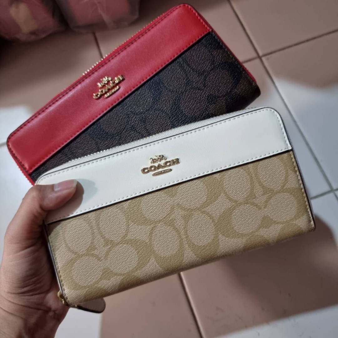COACH F76873 ACCORDION ZIP WALLET IN SIGNATURE CANVAS Best seller กระเป๋าสตางค์รุ่นคลาสสิค ซิกเนเจอร์ของแบรนด์ ที่ขายดีตลอดกาล วัสดุหนังแคนวาสเคลือบสลับหนังแท้ เปิด-ปิดด้วยซิปรอบ รูดใช้งานง่าย ใส่บัตรได้ มีช่องซิปใส่เหรียญ ใส่มือถือได้ พกใบนี้ใบเดียวเอาอย