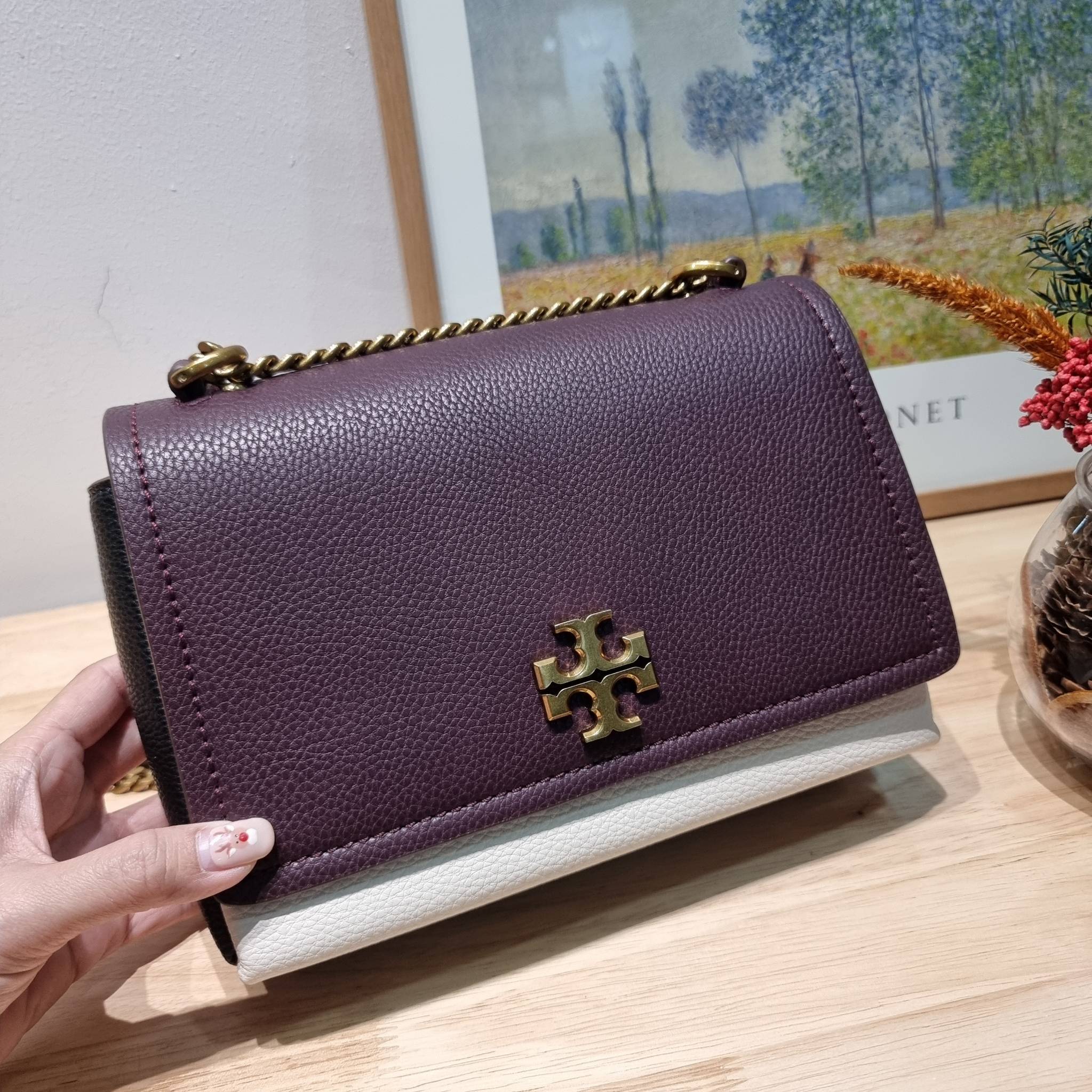 TORY BURCH LIMITED-EDITION SHOULDER BAG รุ่นลิมิเต็ด กับกระเป๋าสะพายไหล่ทรงผู้ดี ที่ผลิตมาในจำนวนจำกัด โดดเด่นด้วยอะไหล่ทองคลาสสิคหรูหรา
