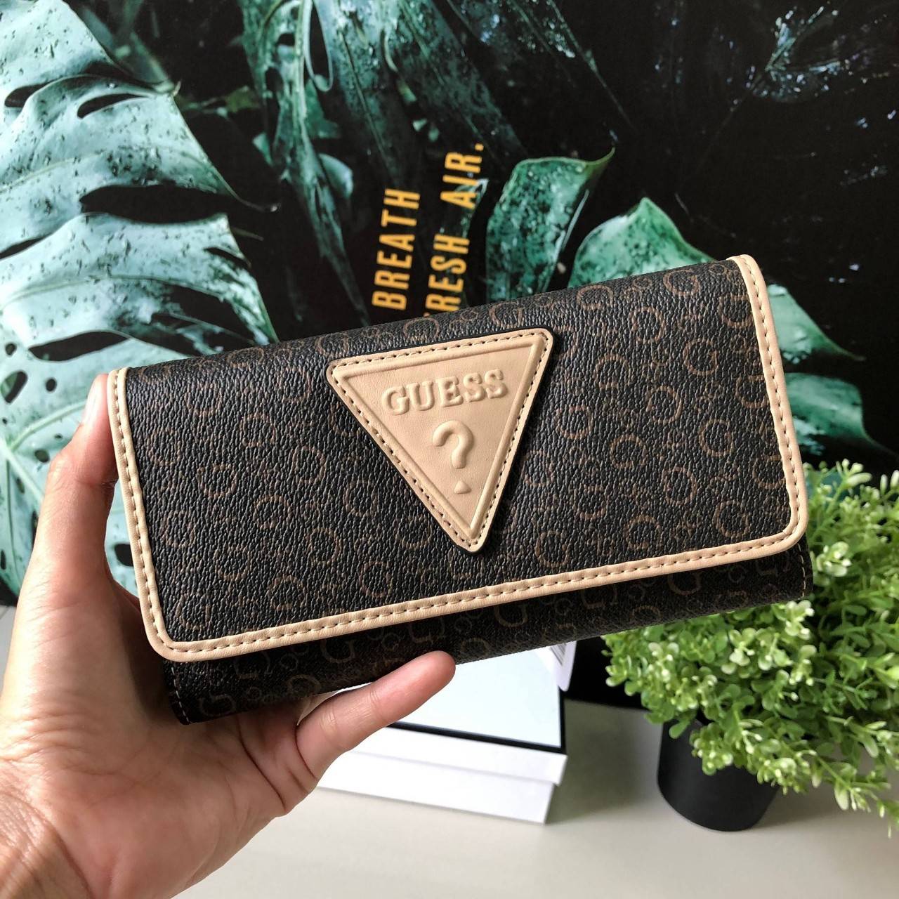 Guess long wallet กระเป๋าสตางค์ใบยาว ภายในมีช่องใส่ธนบัตร, บัตร, ช่องใส่รูป และช่องซิปใส่เหรียญด้านหลังค่ะ
