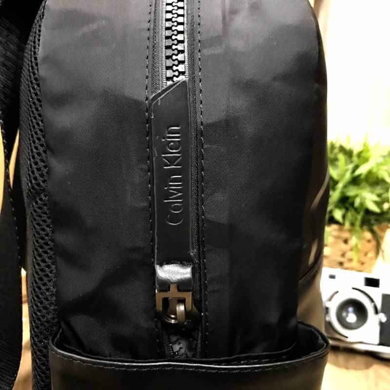 NEW ARRIVAL! CALVIN KLEIN JEANS BACKPACK 2017 กระเป๋าเป้ใบใหญ่ Limited Edition วัสดุหนังเรียบสีดำตัดกับ Nylon + Polyester เนื้อหนา น้ำหนักเบา คุณภาพดี กันน้ำ มีหูหิ้วเเละสายสะพายหลังเลื่อนปรับระดับได้ มีโลโก้ Calvin Klein ด้านหน้า เปิดปิดด้วยซิปรอบ ด้านข้