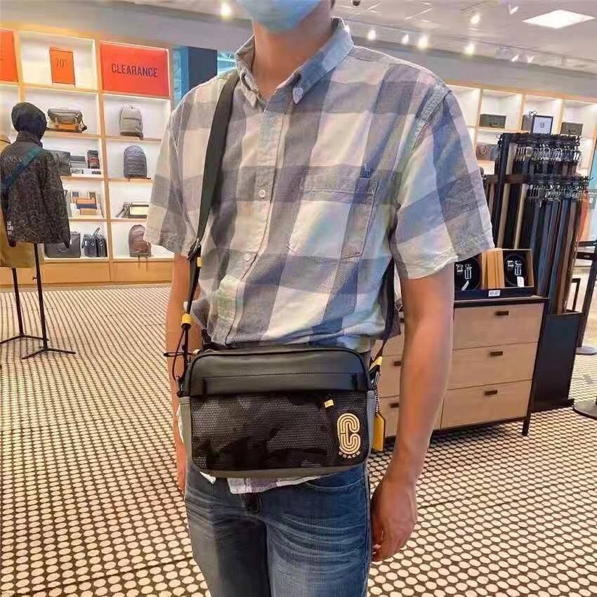 COACH EDGE CROSSBODY WITH CAMO PRINT ((2381, 2373)) ความเท่ never die!! กระเป๋าครอสบอดี้ทรงยอดฮิต ที่หนุ่มๆไม่ควรพลาด รูปทรงดีไซน์คลาสสิค ใช้งานง่าย วัสดุหนังแท้ตกแต่งตาข่ายพร้อมลายพริ้นท์ด้านหน้า สุดคูล!! ตัวกระเป๋ามีซิปหลัก และซิปด้านหน้า พร้อมช่องแยกด้