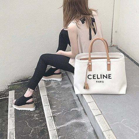 พรีเมี่ยมกิ๊ฟแท้ 100% 】CELINE PHANTOM TOTE BAG VIP GIFT WITH PURCHASE (GWP) พรีเมี่ยมกิ๊ฟ Limited Edition จาก CELINE PERFUME DUTYFREE COUNTER วัสดุ Canvas & Grained cowhide ดีไซน์ทรง Shopping ขนาดใหญ่กำลังดี เนื้อหนาแข็งแรง น้ำหนักเบา