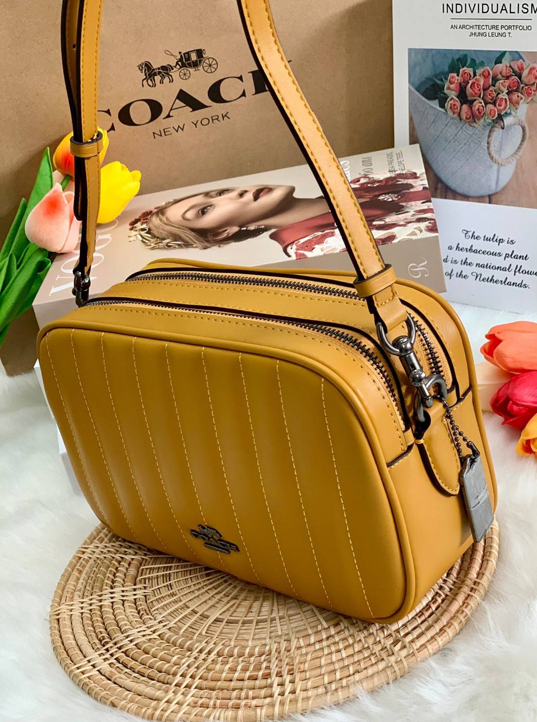 COACH C1569 JES CROSSBODY WITH LINEAR QUILTING ใหม่ล่าสุด!! กระเป๋าสะพายข้าง รุ่น 2 ซิป ใบใหญ่จุใจ ดีไซน์ใหม่ เพิ่มลูกเล่นให้ดูหรูหรายิ่งขึ้น วัสดุหนังสังเคราะห์บุเป็นลายเส้นสวยงาม เปิด-ปิดด้วยซิป 2 ช่องหลัก ใช้งานง่าย ทรงสวยมากๆรุ่นนี้ มาพร้อมสายสะพาย cr