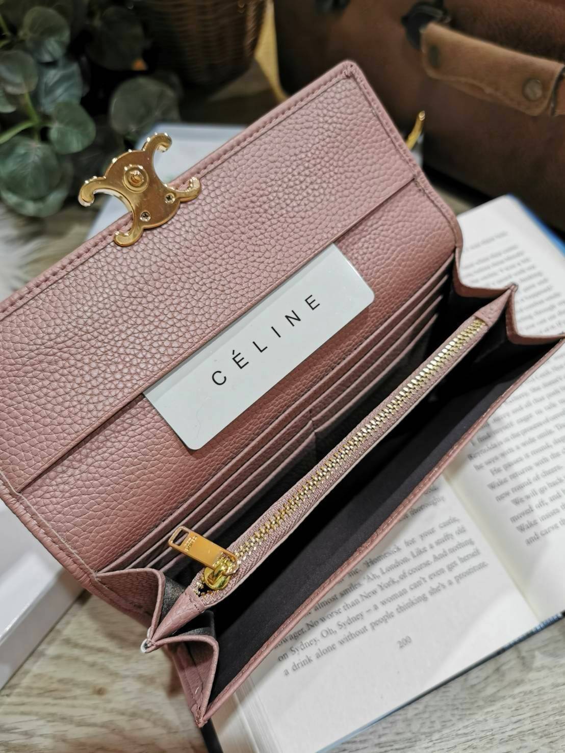CELINE LONG WALLET BAG VIP วัสดุหนังแท้เทคเจอร์สวยอยู่ทรงมีโลโก้ด้านหน้า ภายในมีช่องใส่บัตรหลายช่อง มีช่องซิปใส่เหรียญ หัวซิปแบรนด์อะไหล่ทอง มีช่องใส่ธนบัตรหลายช่องเเยกเป็นสัดส่วน ใส่แบงก์พันได้ ใส่มือถือ iphone ได้ ภาพถ่ายจากสินค้าจริง! มาใน Original Pac