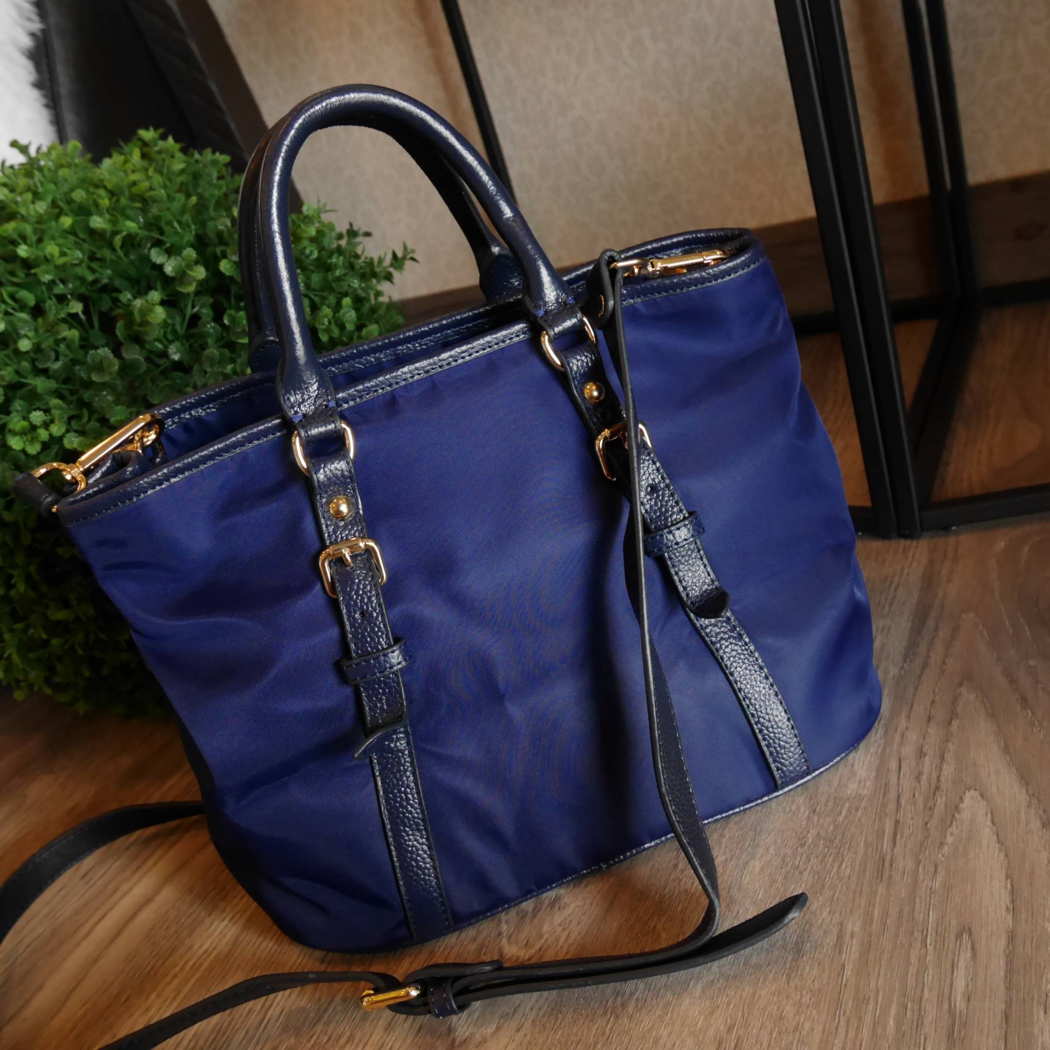 สาวๆที่มองหา กระเป๋าสะพายสวยเก๋ **ที่ใช้ได้ทุกวัน 👧👧 ทางร้าน ขอแนะนำ งานพรีเมี่ยมกิ้ฟ จากเคาเตอร์ต่างประเทศค่ะ รุ่น Limited edition ค่า กระเป๋าสะพาย จากแบรนด์ PRADA เป็น กระเป๋าผ้าไนล่อน สลับหนัง สะพายไหล่ได้ สามารถปรับระดับที่สายสะพายไหล่